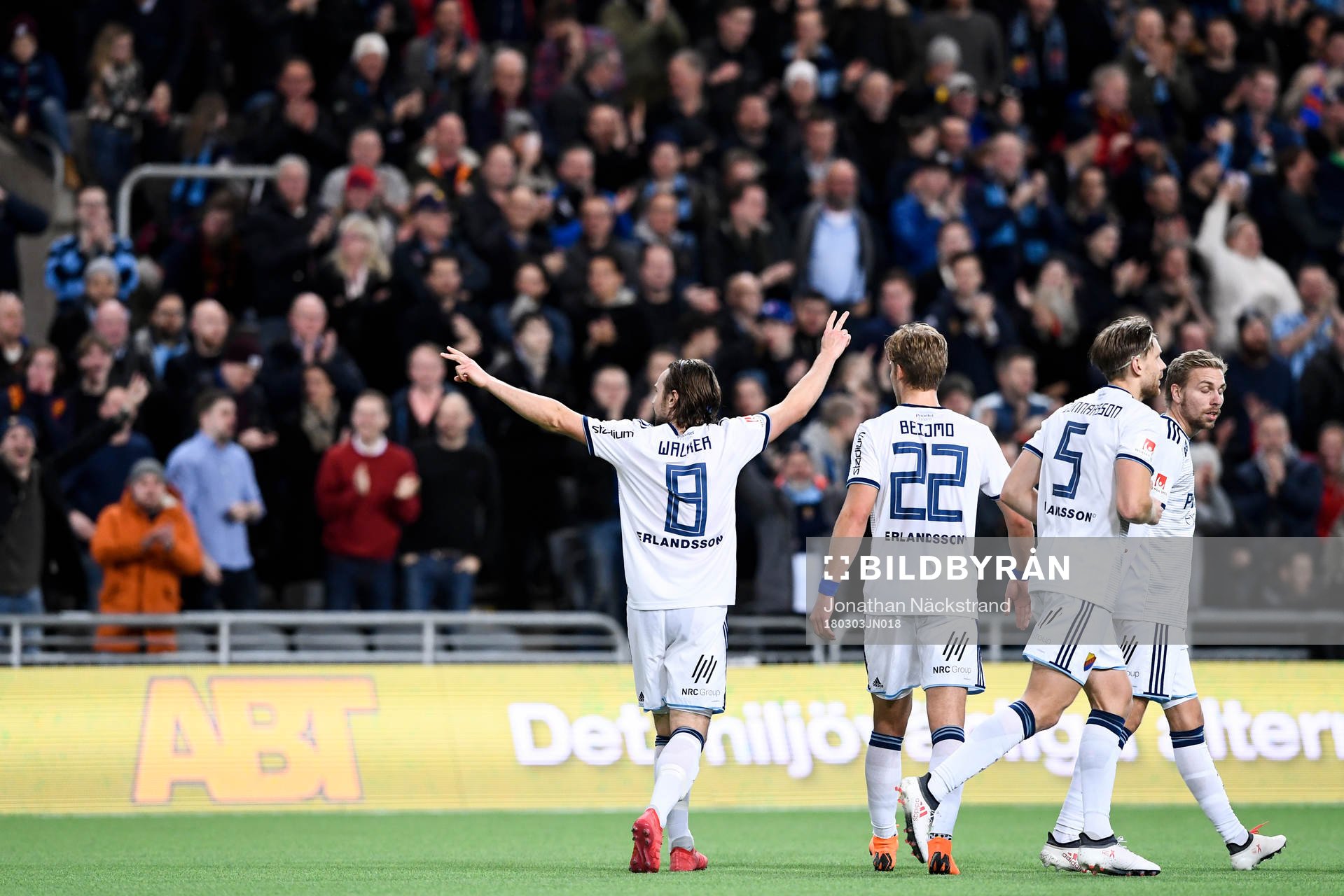 Djurgårdens Kevin Walker jublar med lagkamrater
