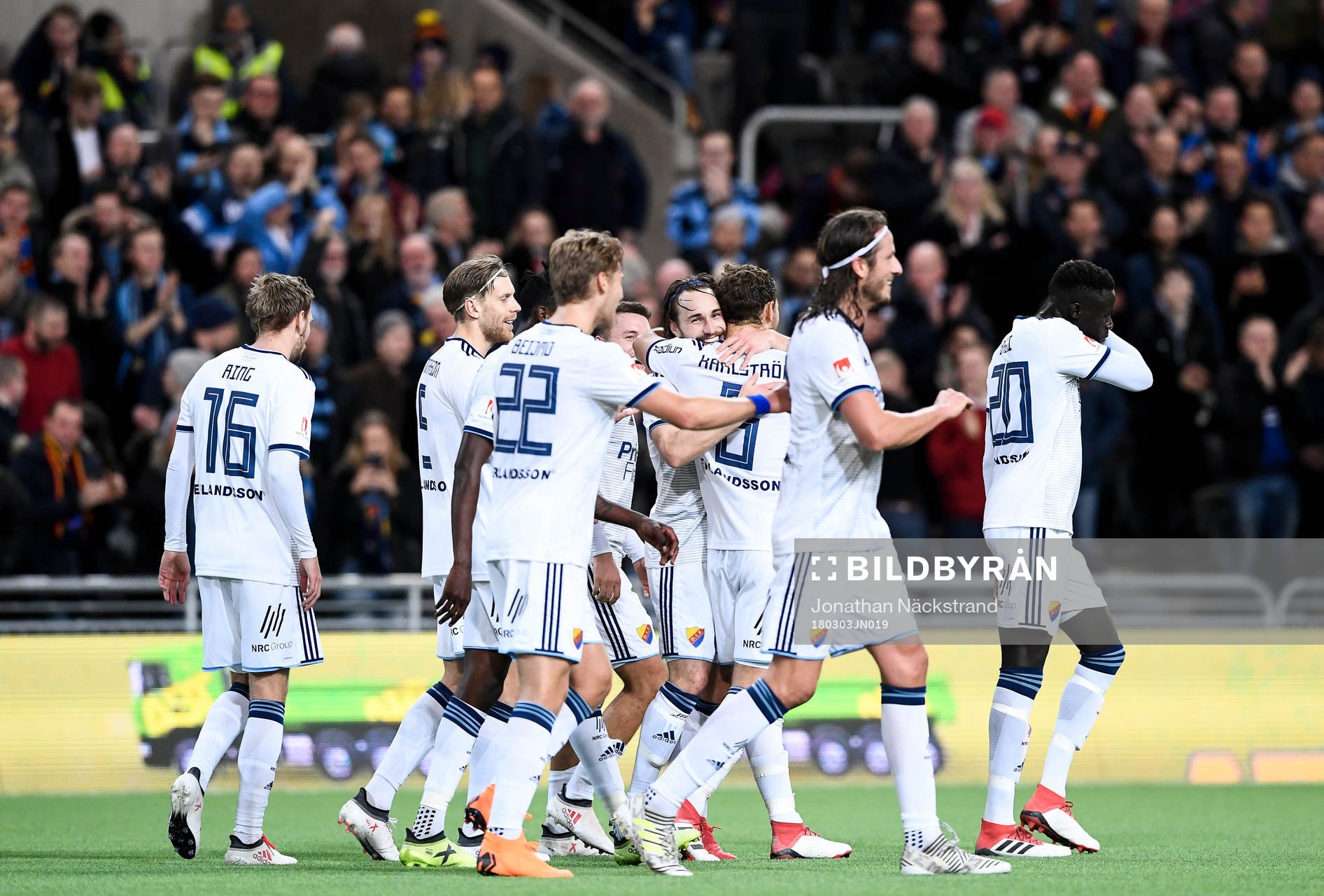 Djurgårdens Kevin Walker jublar med lagkamrater