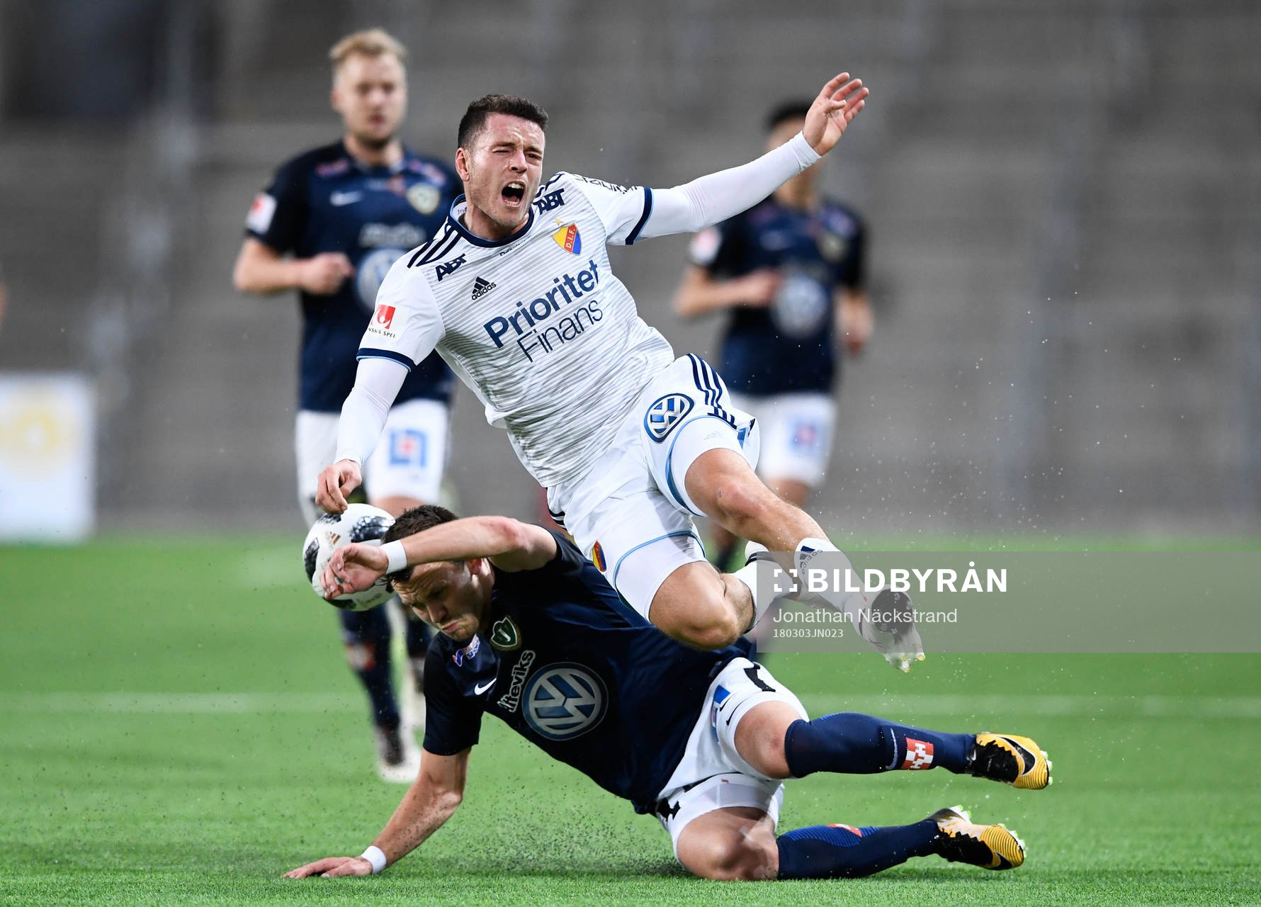 Djurgårdens Kerim Mrabti i kamp om bollen med Jönköpings