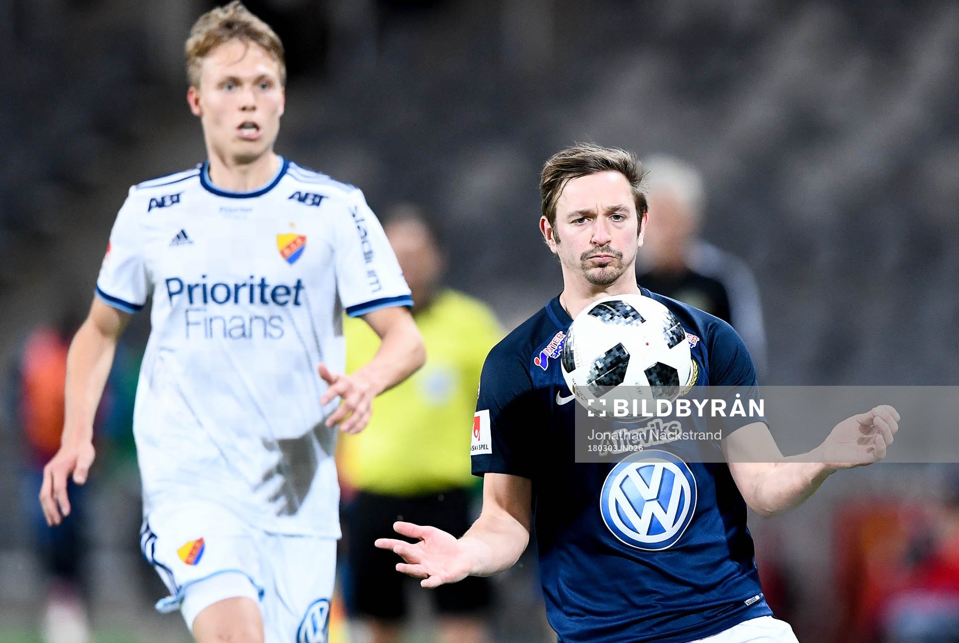 Jönköpings södras Fredrik Olsson tar emot bollen i