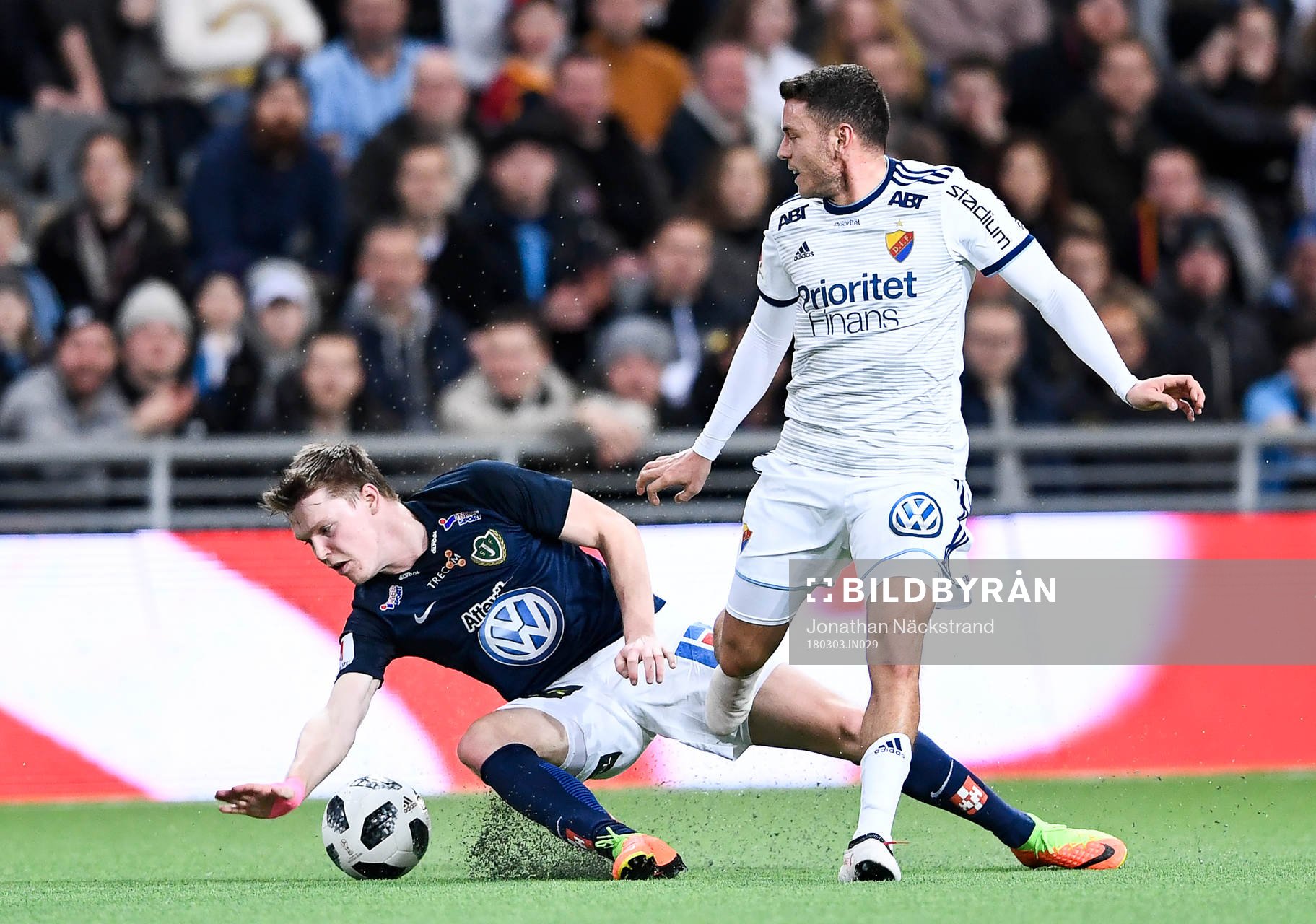 Djurgårdens Kerim Mrabti i kamp om bollen med Jönköpings