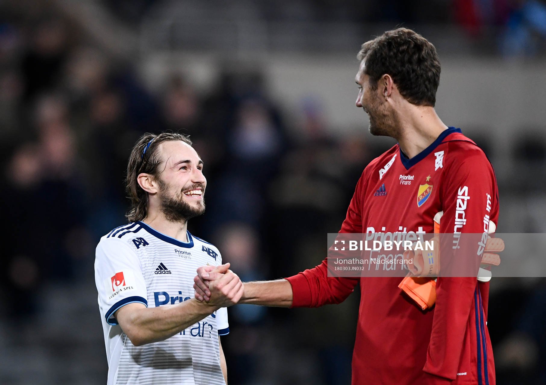 Djurgårdens Kevin Walker jublar med målvakt Andreas Isaksson efter fotbollsmatchen mellan Djurgården och Jönköpings Södra i svenska cupen den 3 mars 2018 i Stockholm.