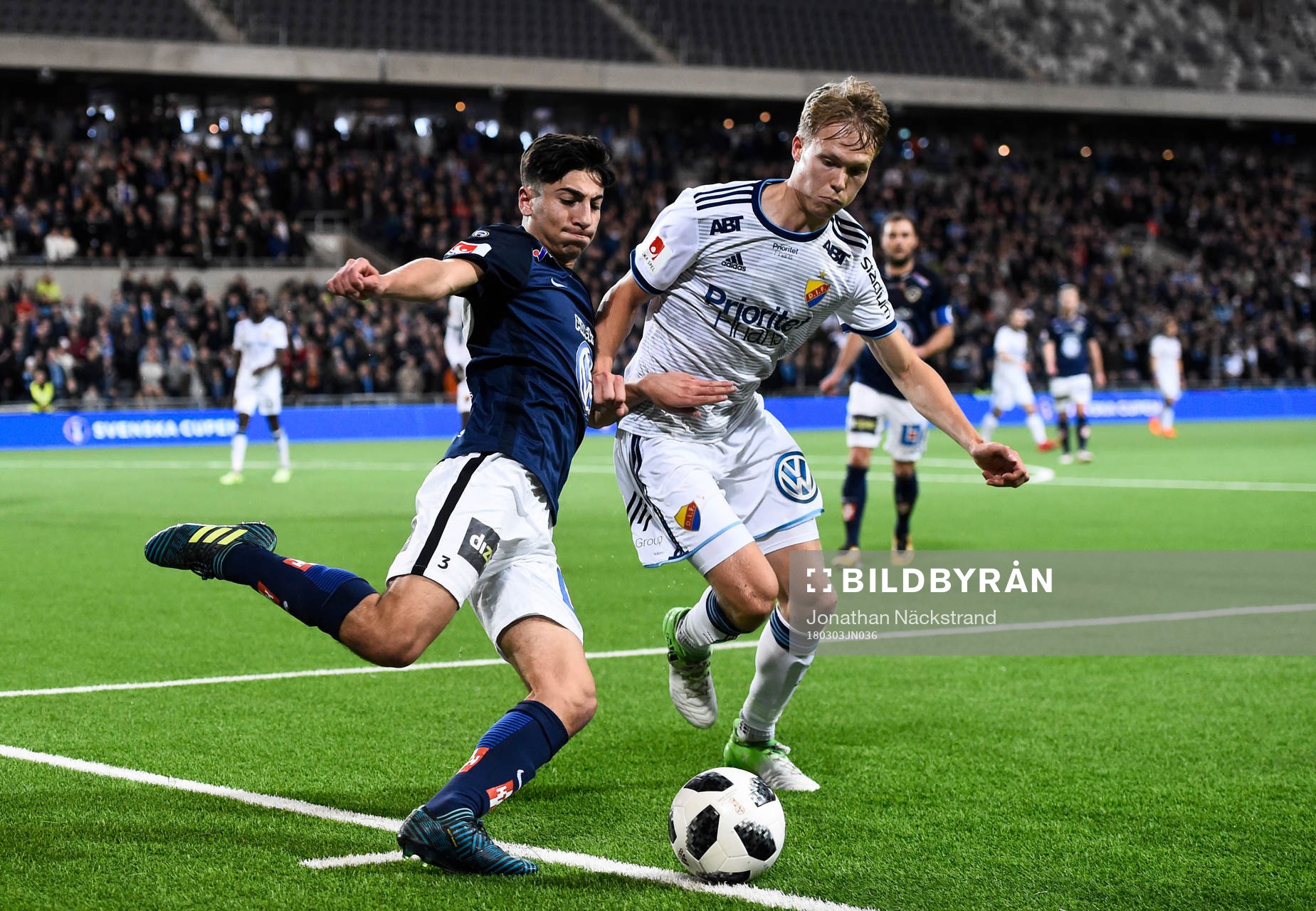 Djurgårdens Jonathan Augustinsson i kamp om bollen med