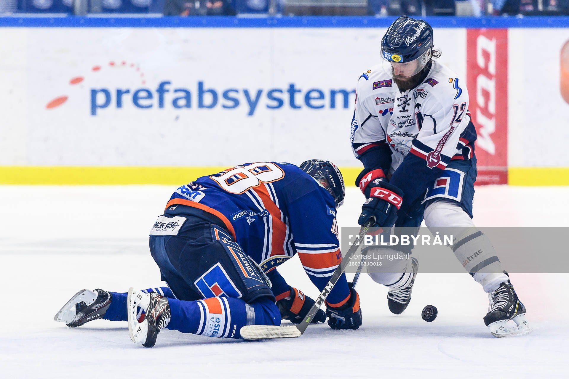 Linköpings Sebastian Karlsson tacklar Växjös Daniel