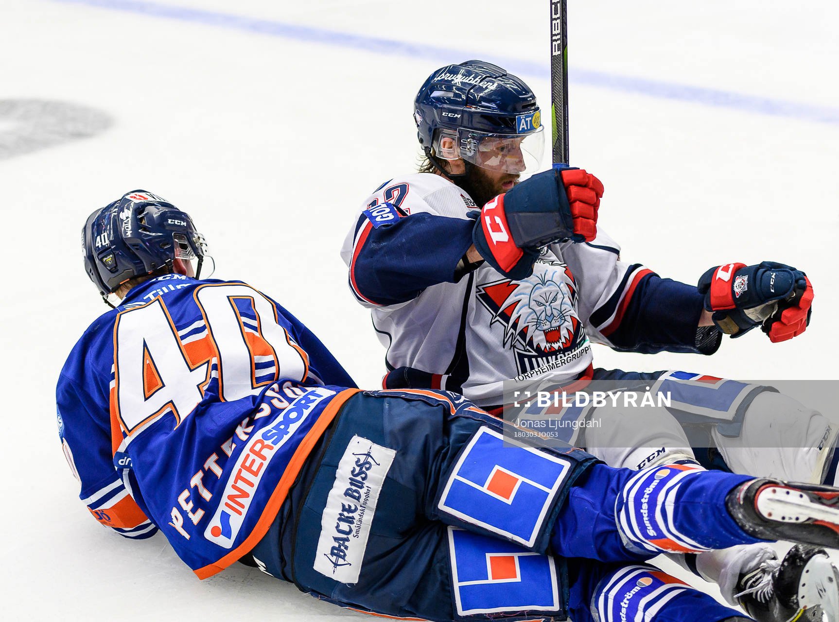 Linköpings Sebastian Karlsson faller