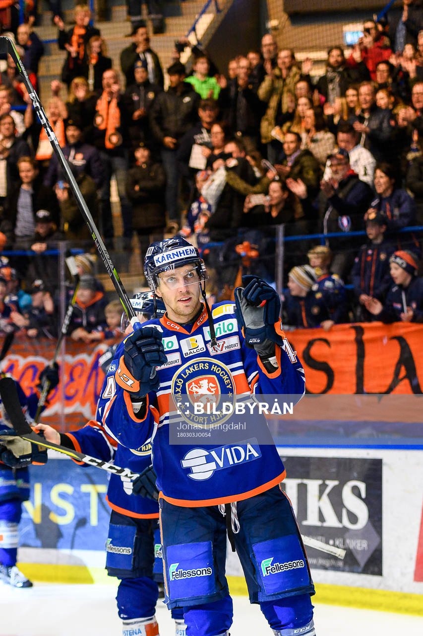Växjös Peter Andersson jublar framför fansen