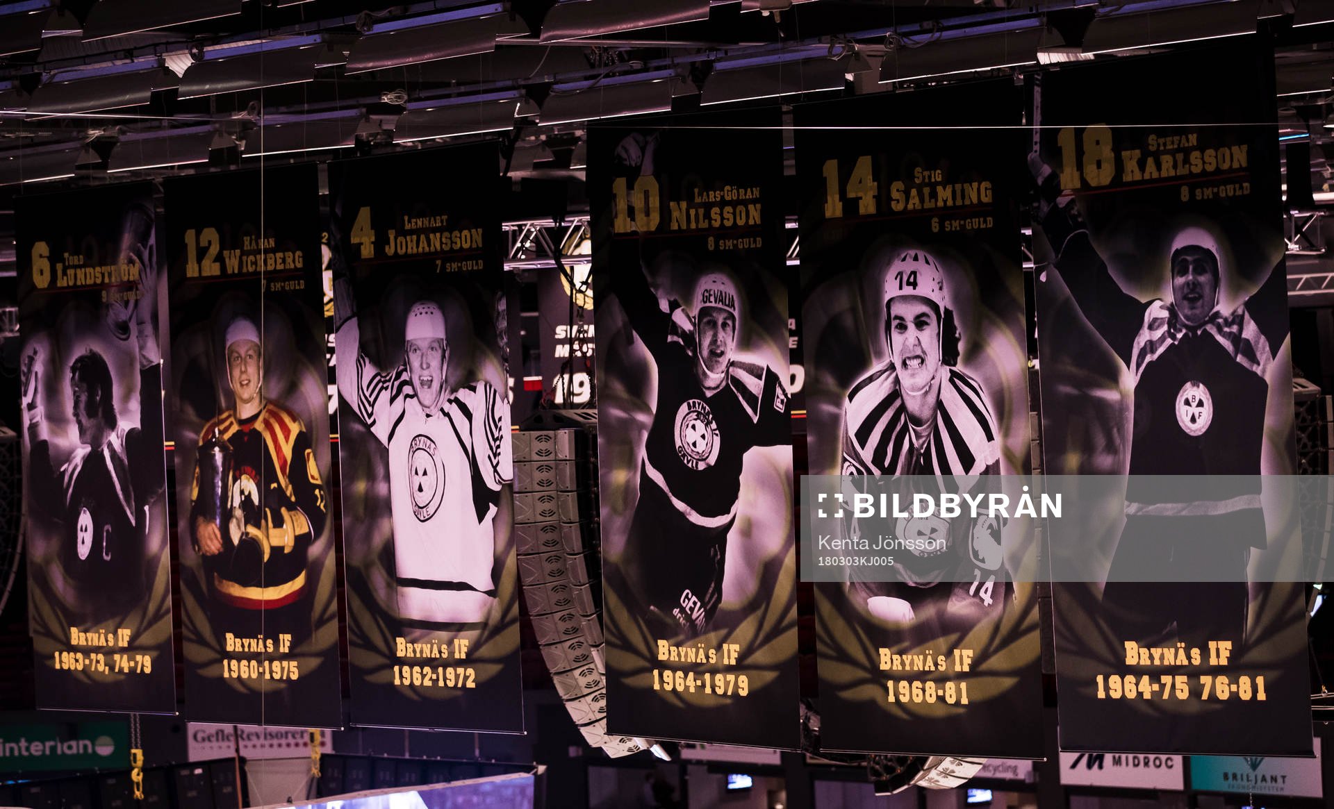 Flaggor med Brynäslegender i taket innan ishockeymatchen i