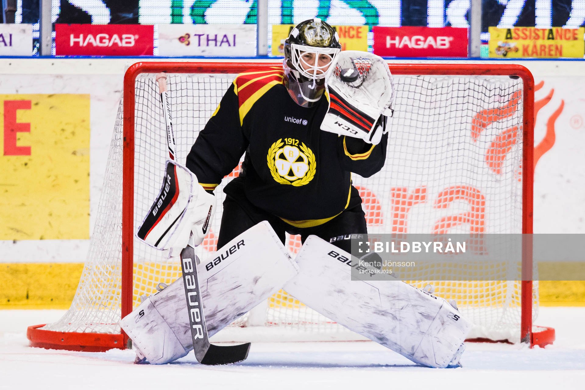 Brynäs målvakt Linus Fernström med en räddning