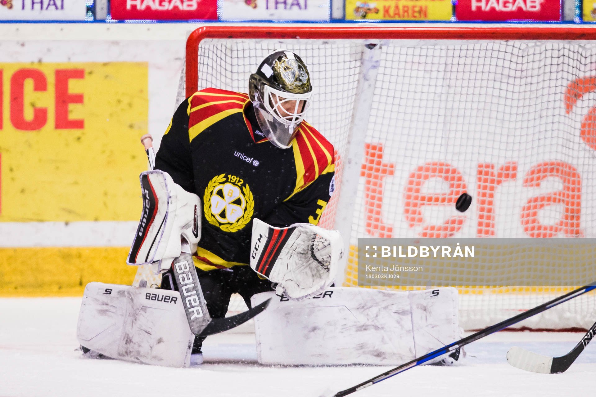Brynäs målvakt Linus Fernström med en räddning