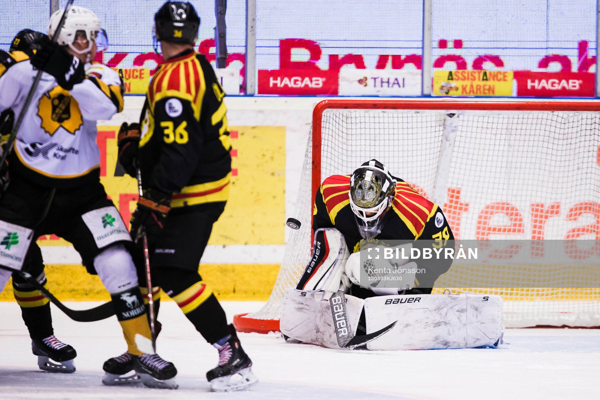Brynäs målvakt Linus Fernström med en räddning
