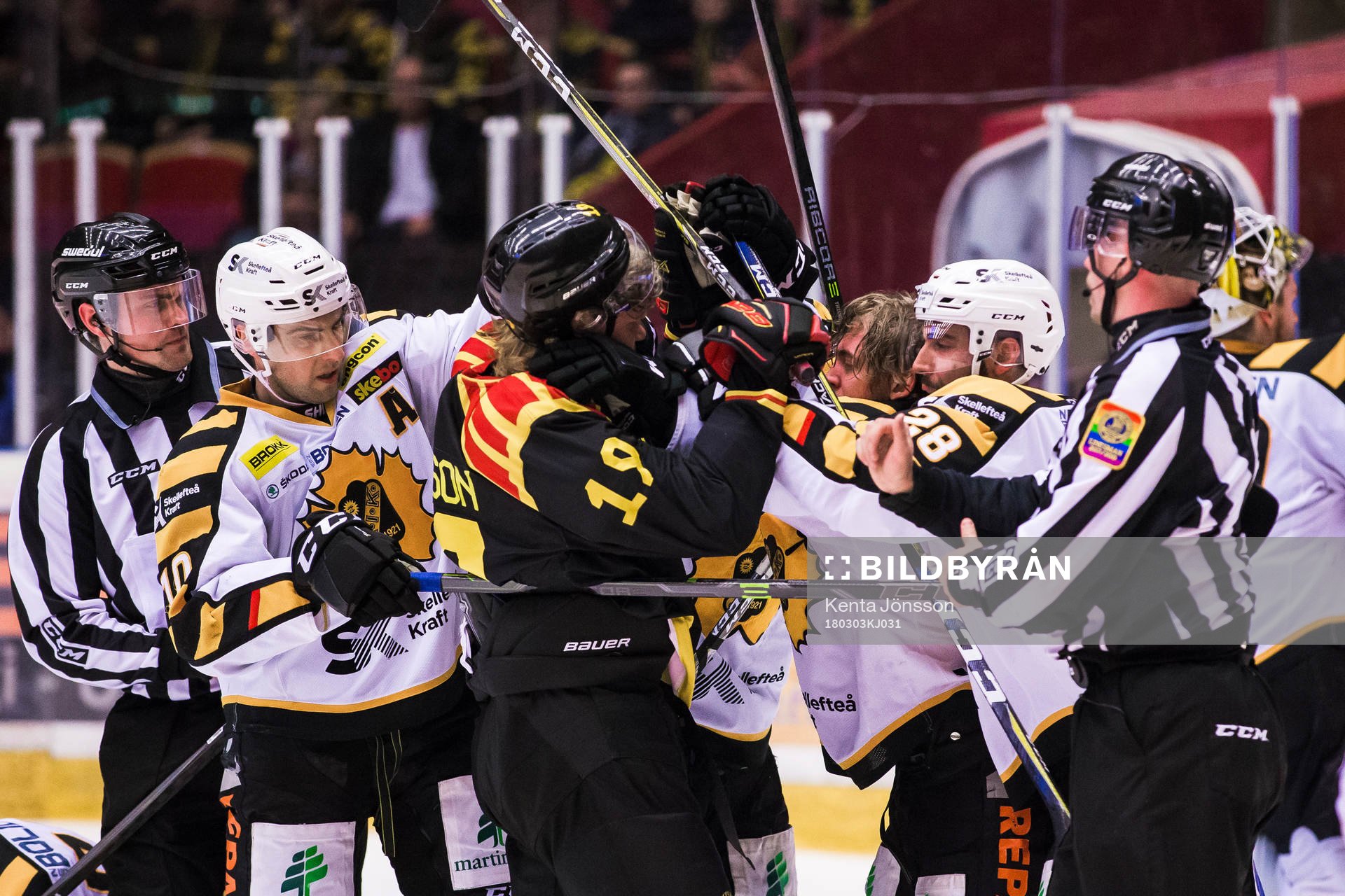 Brynäs Ludvig Nilsson och Skellefteås Andreas Wingerli i