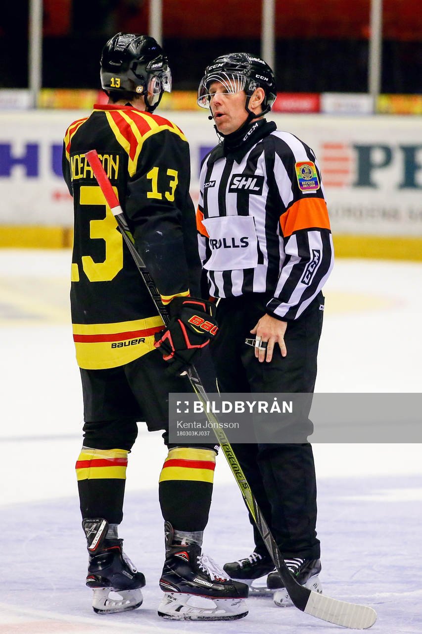 Brynäs Ryan Gunderson diskuterar med domaren