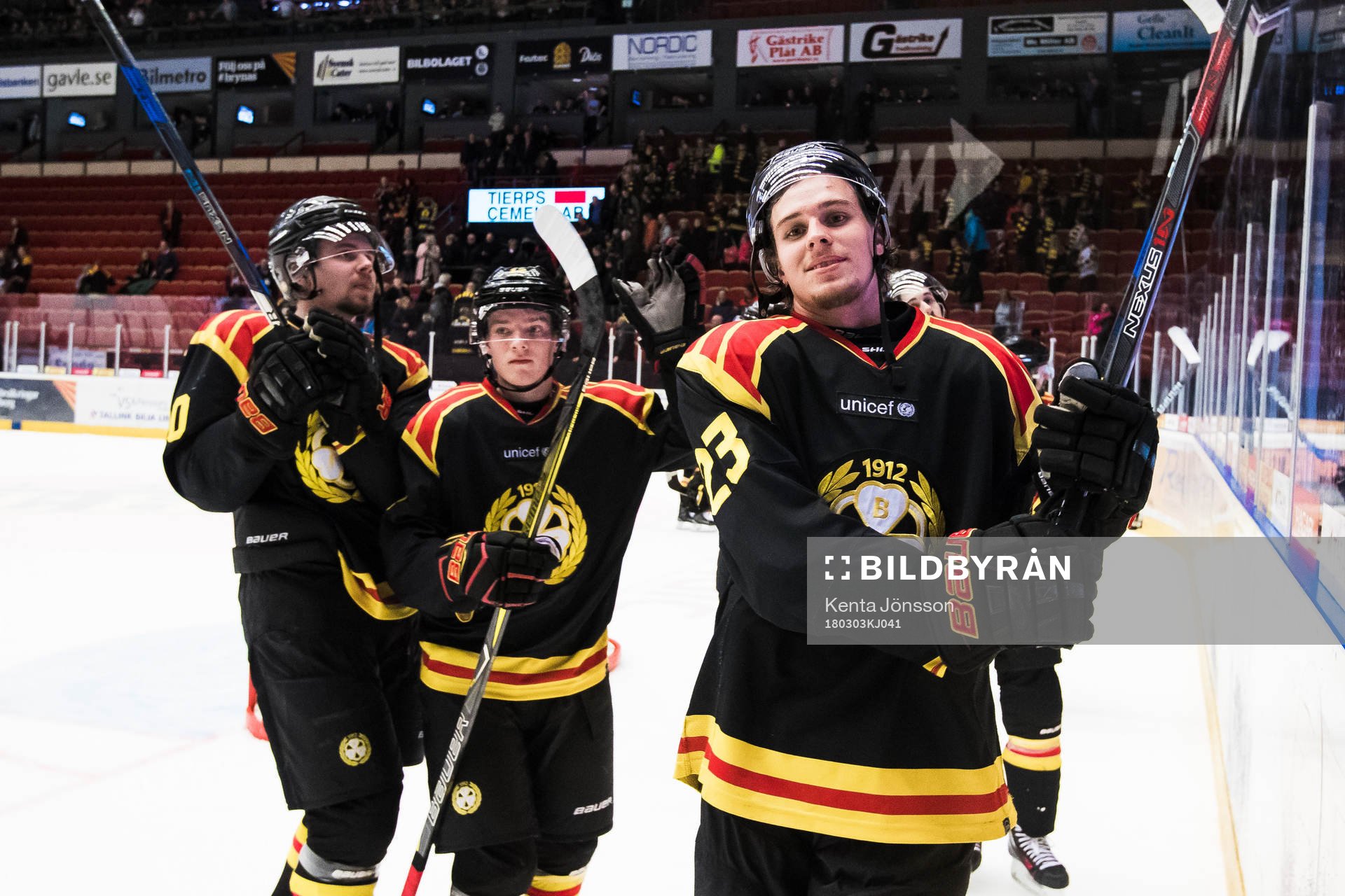 Brynäs Lucas Carlsson jublar med lagkamrater