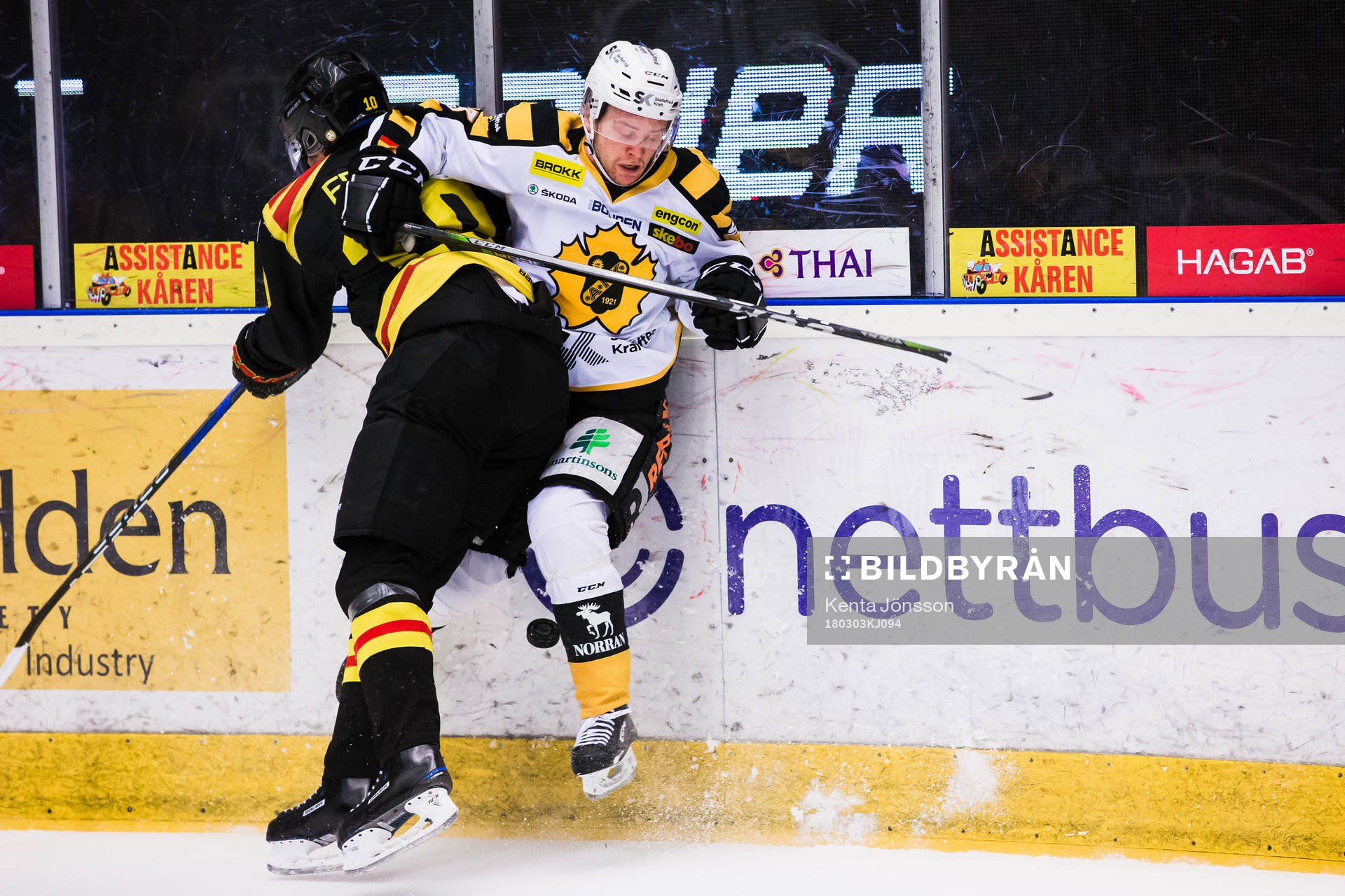 Brynäs Marcus Ersson tacklar Skellefteås Sebastian Ohlsson