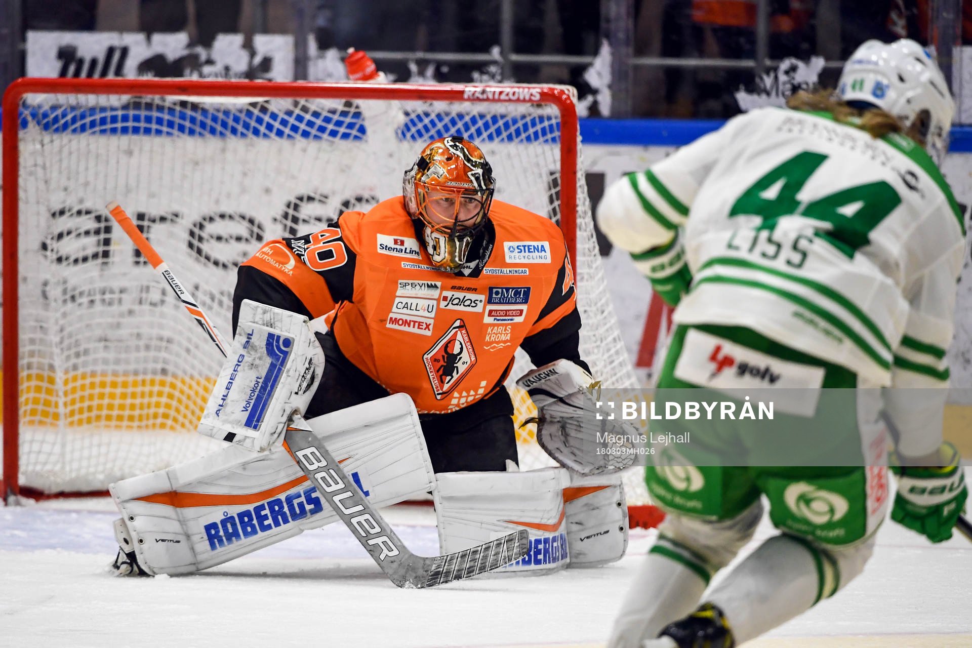 Rögles Olle Liss och Karlskronas målvakt Johan Holmqvist