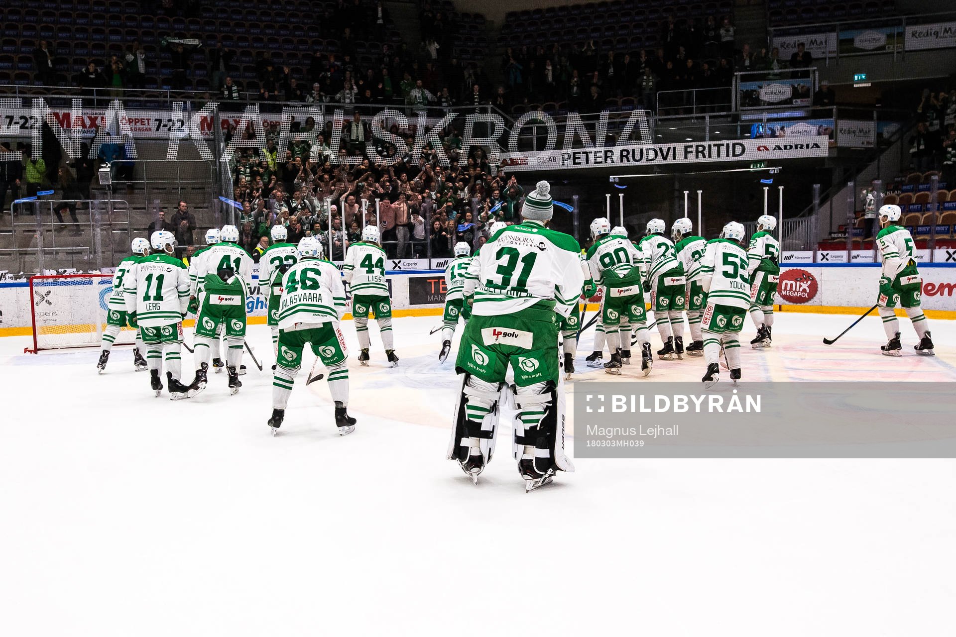 Rögle jublar med supportrar