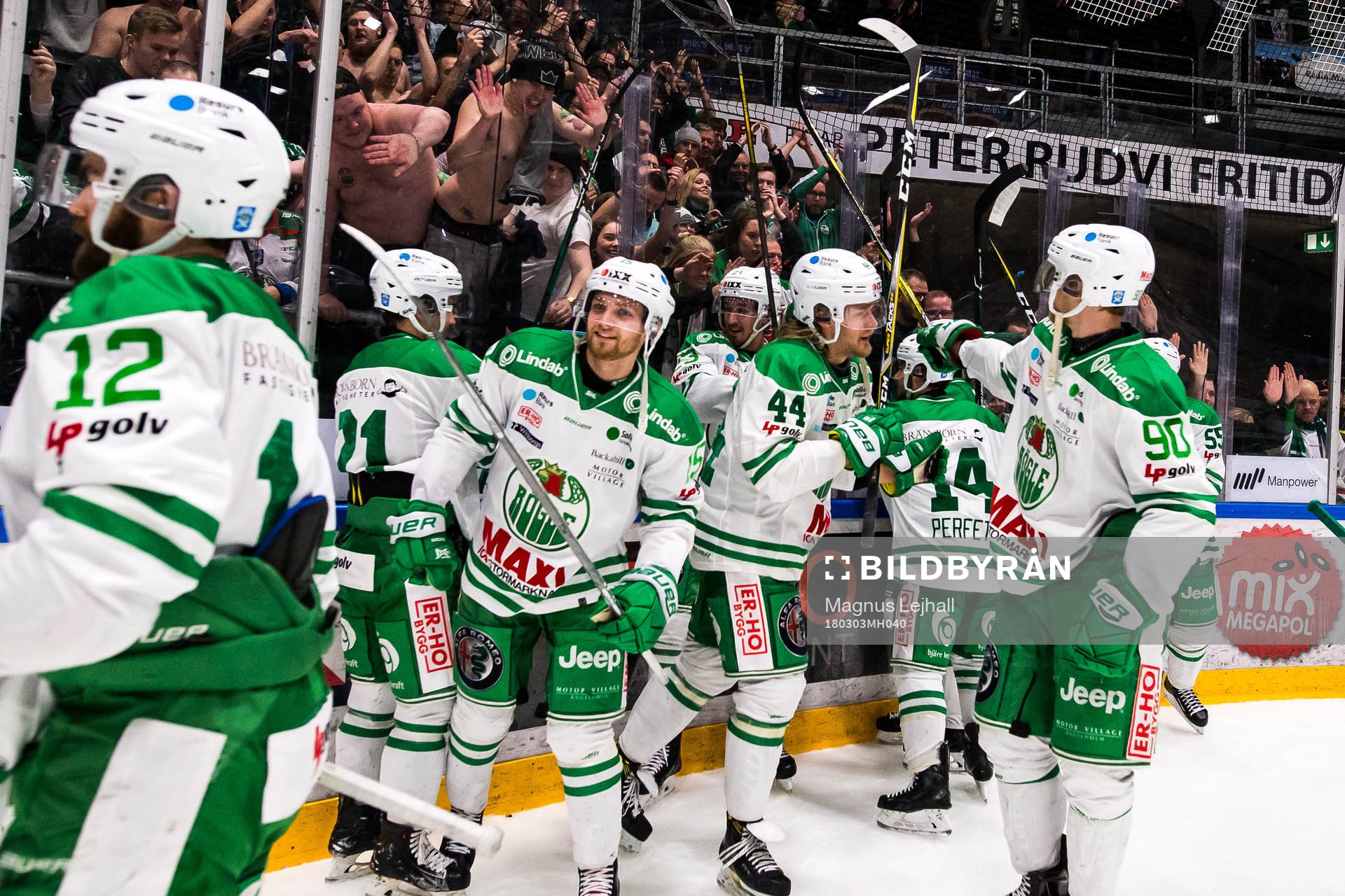 Rögle jublar med supportrar