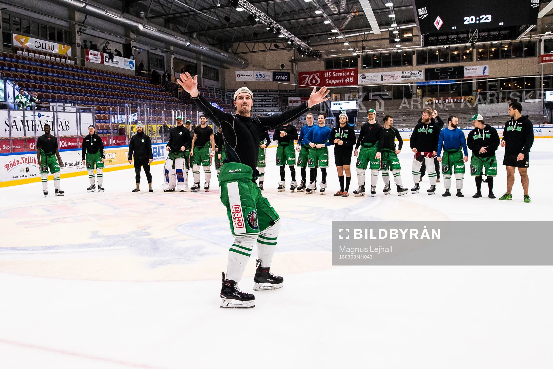 Rögle jublar och tackar supportrarna
