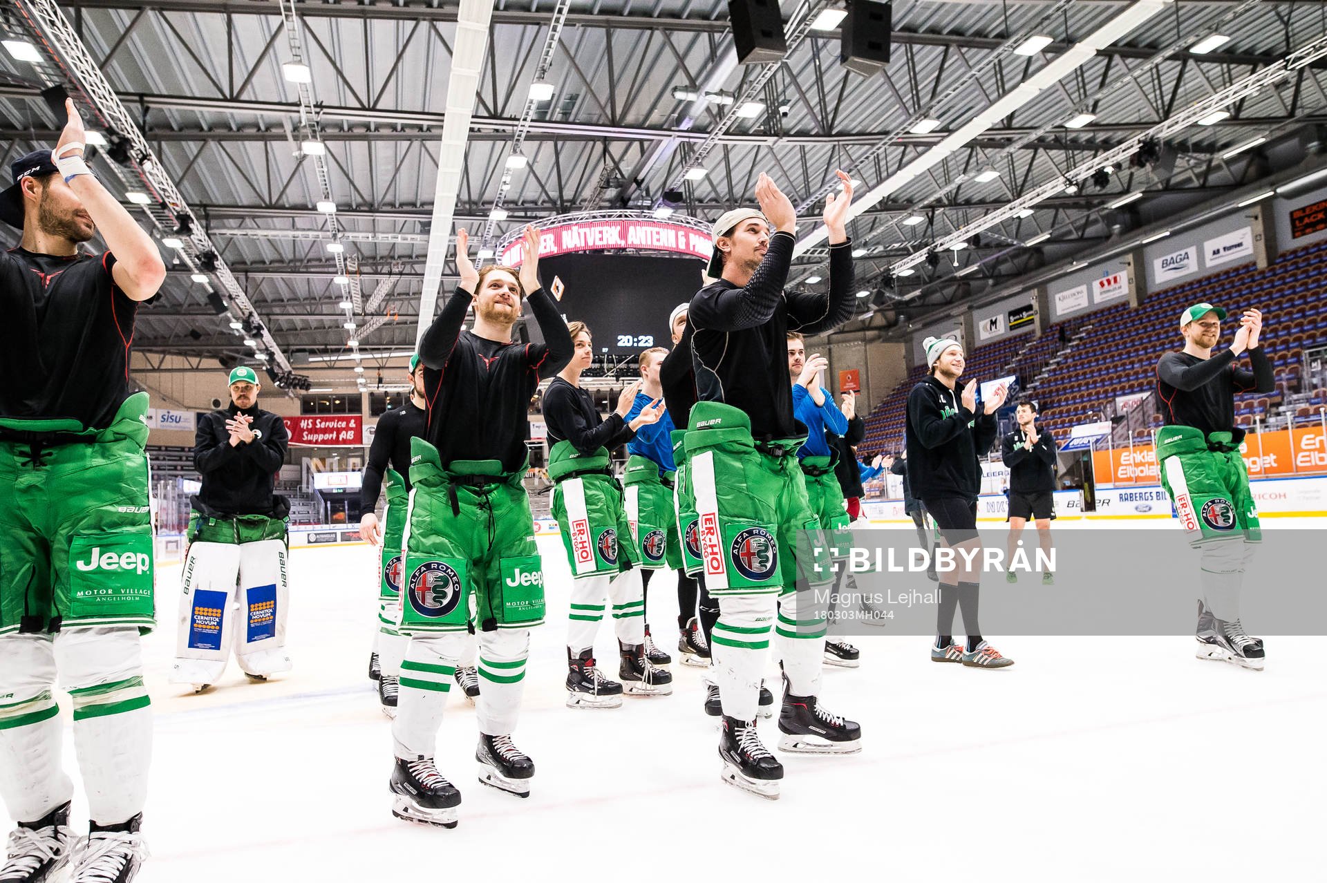 Rögle jublar och tackar supportrarna