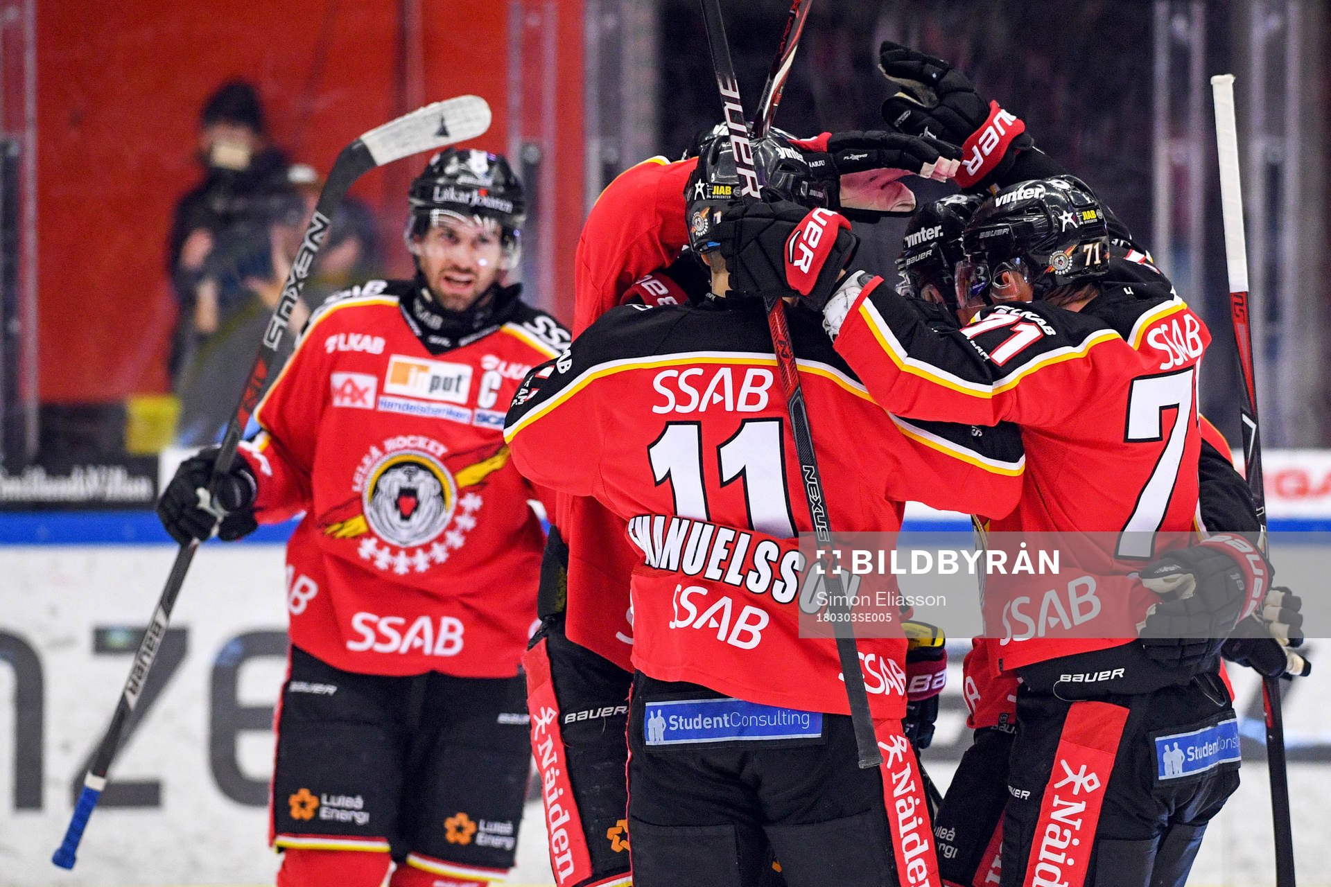 Luleås Robin Kovacs jublar med lagkamrater