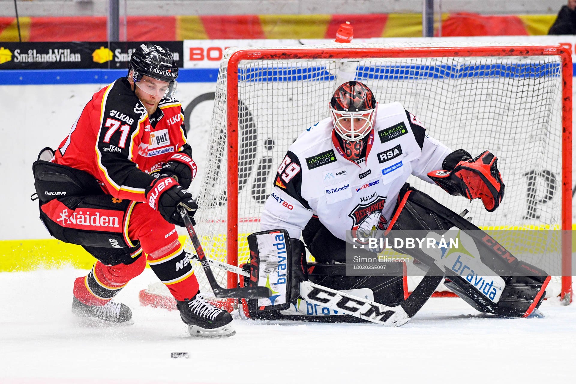 Luleås Patrick Cehlin och Malmö Redhawks målvakt Oscar