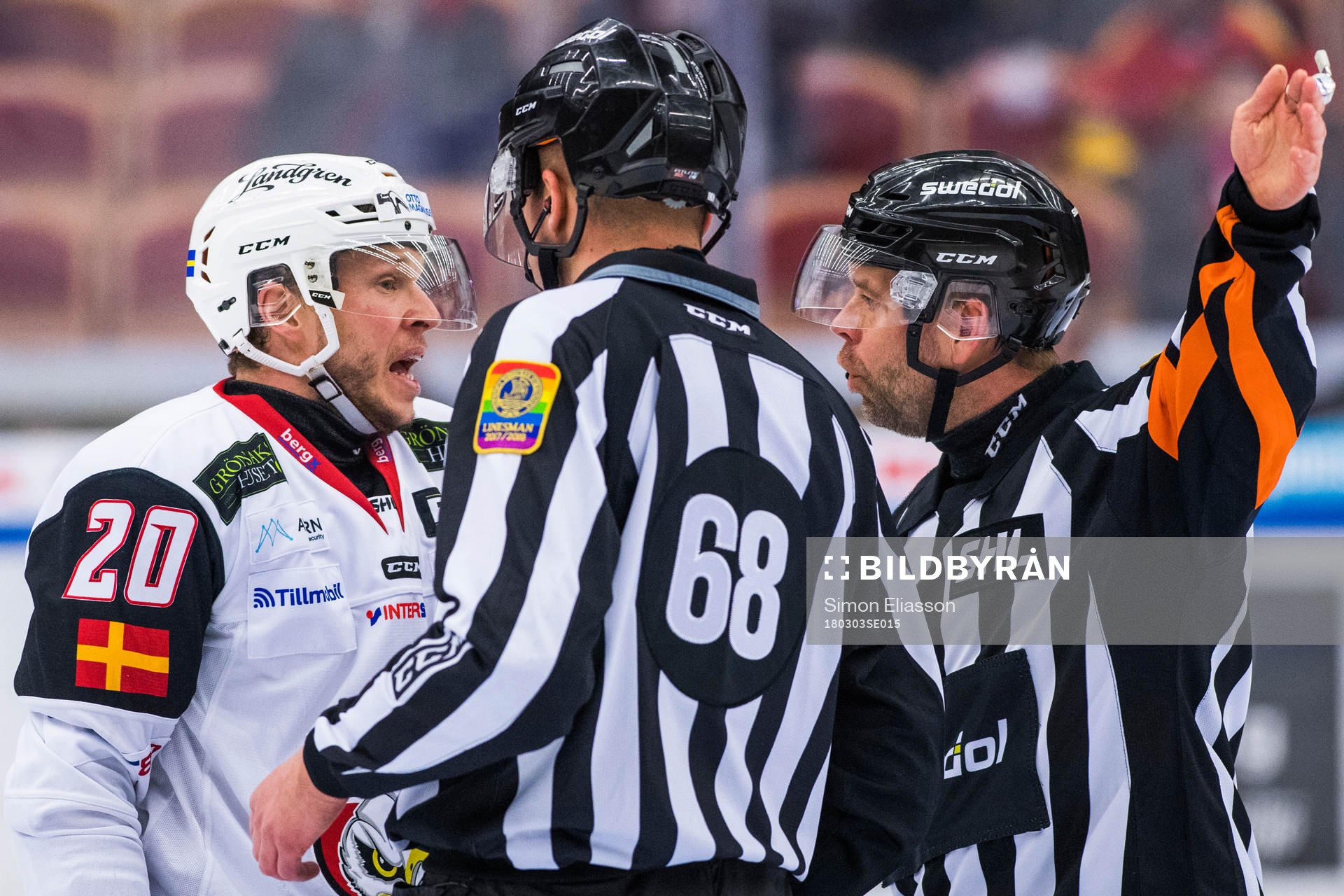 Malmö Redhawks Erik Forssell diskuterar med domare Patrik