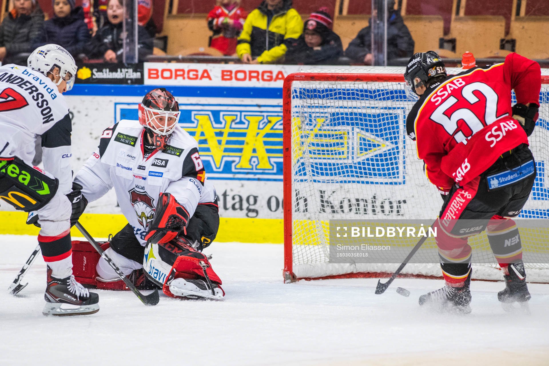 Luleås Karl Fabricius framför Malmö Redhawks målvakt