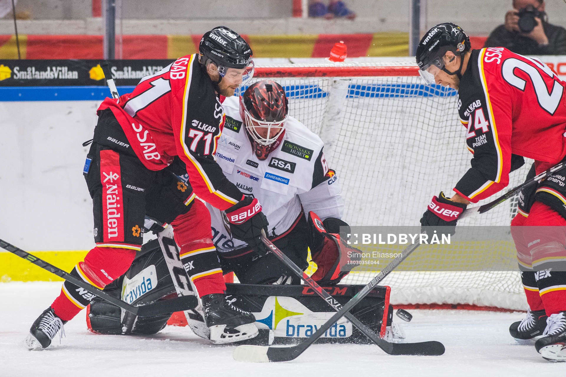 Luleås Patrick Cehlin framför Malmö Redhawks målvakt