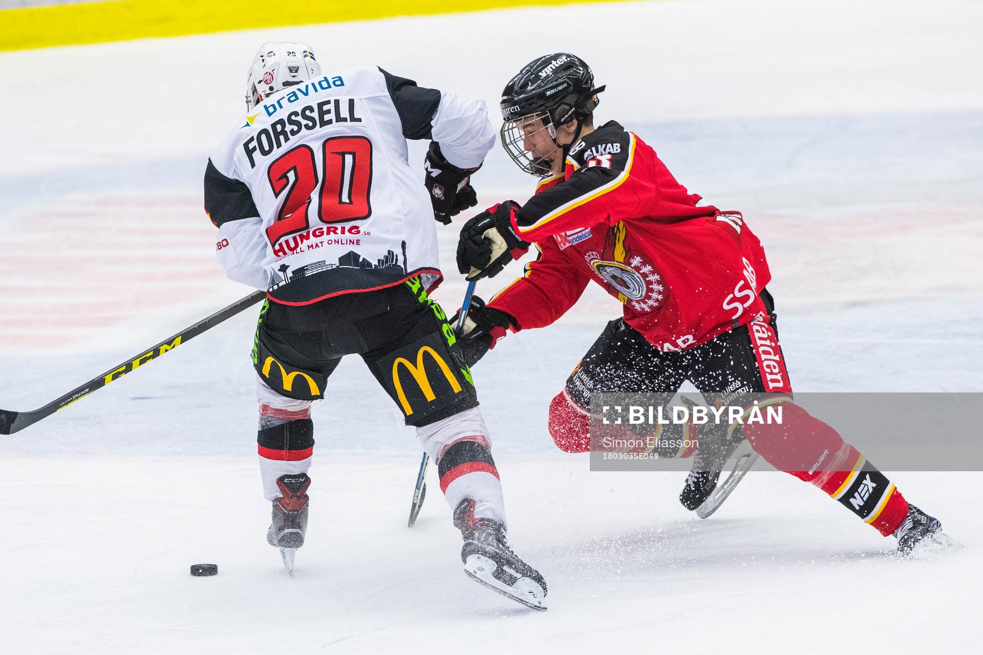Luleås Nils Lundkvist och Malmö Redhawks Erik Forssell