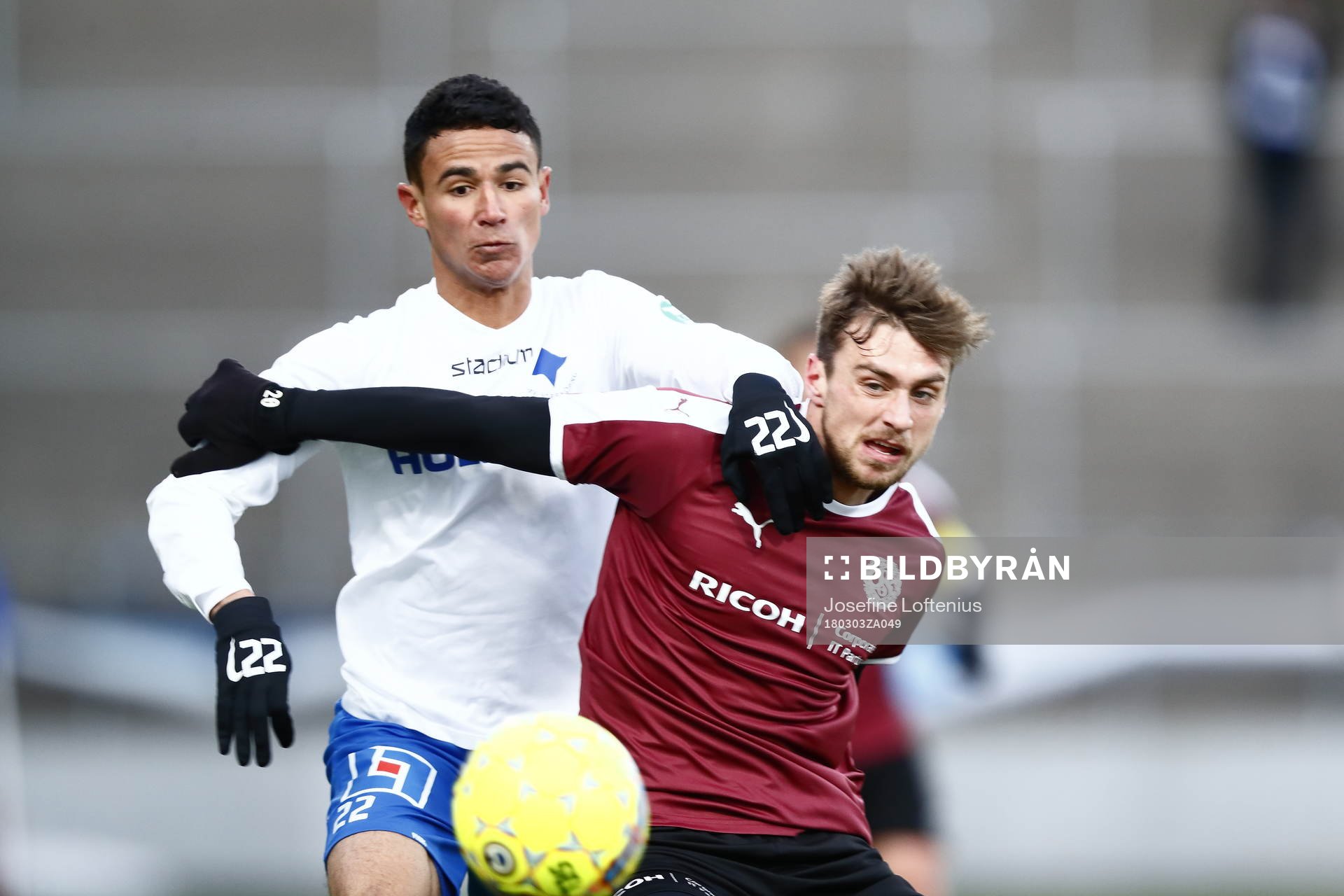 Norrköpingsspelare och Örebros Filip Rogic i kamp om