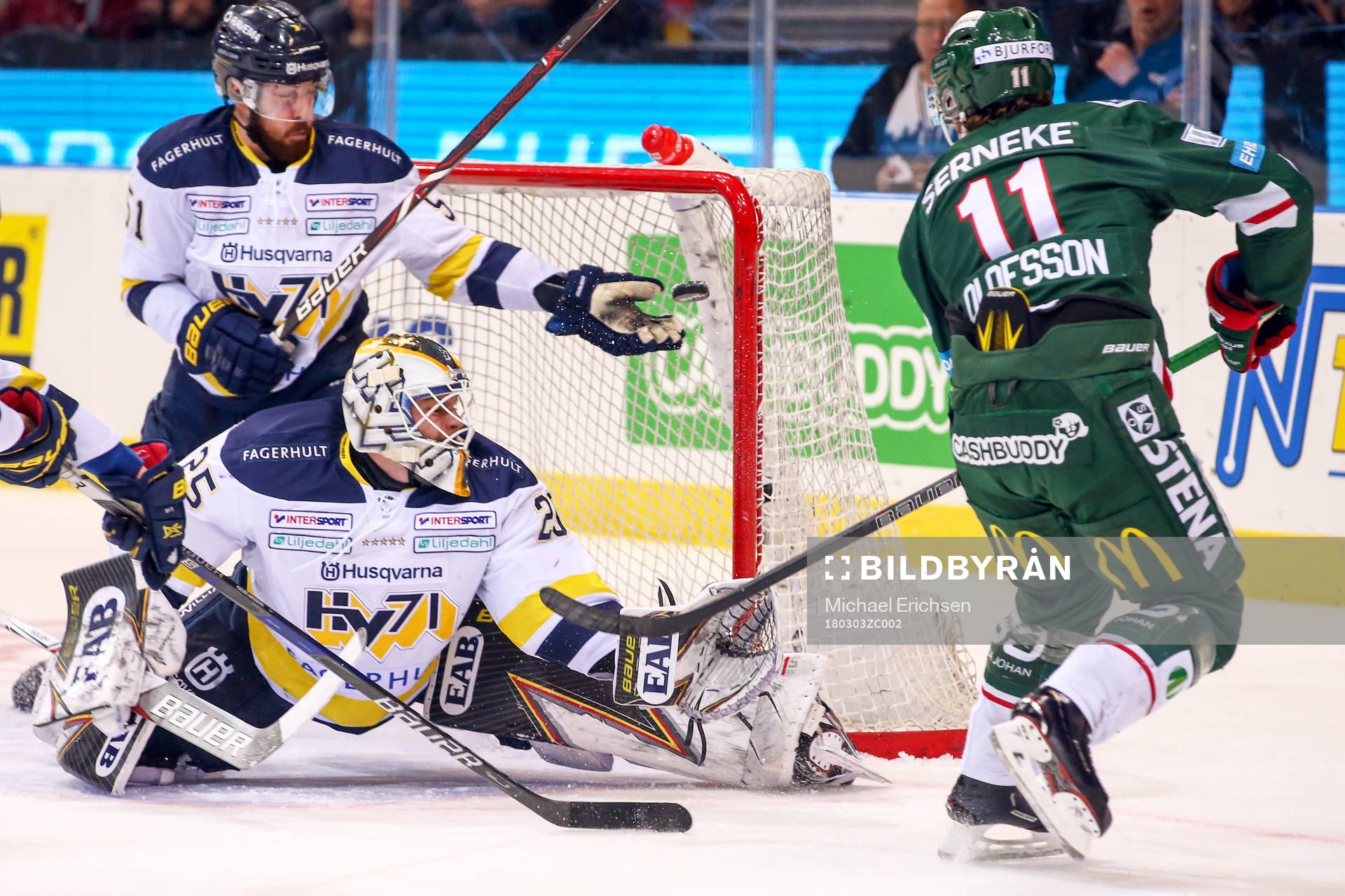 s Marc Zanetti räddar en puck bakom målvakt Felix