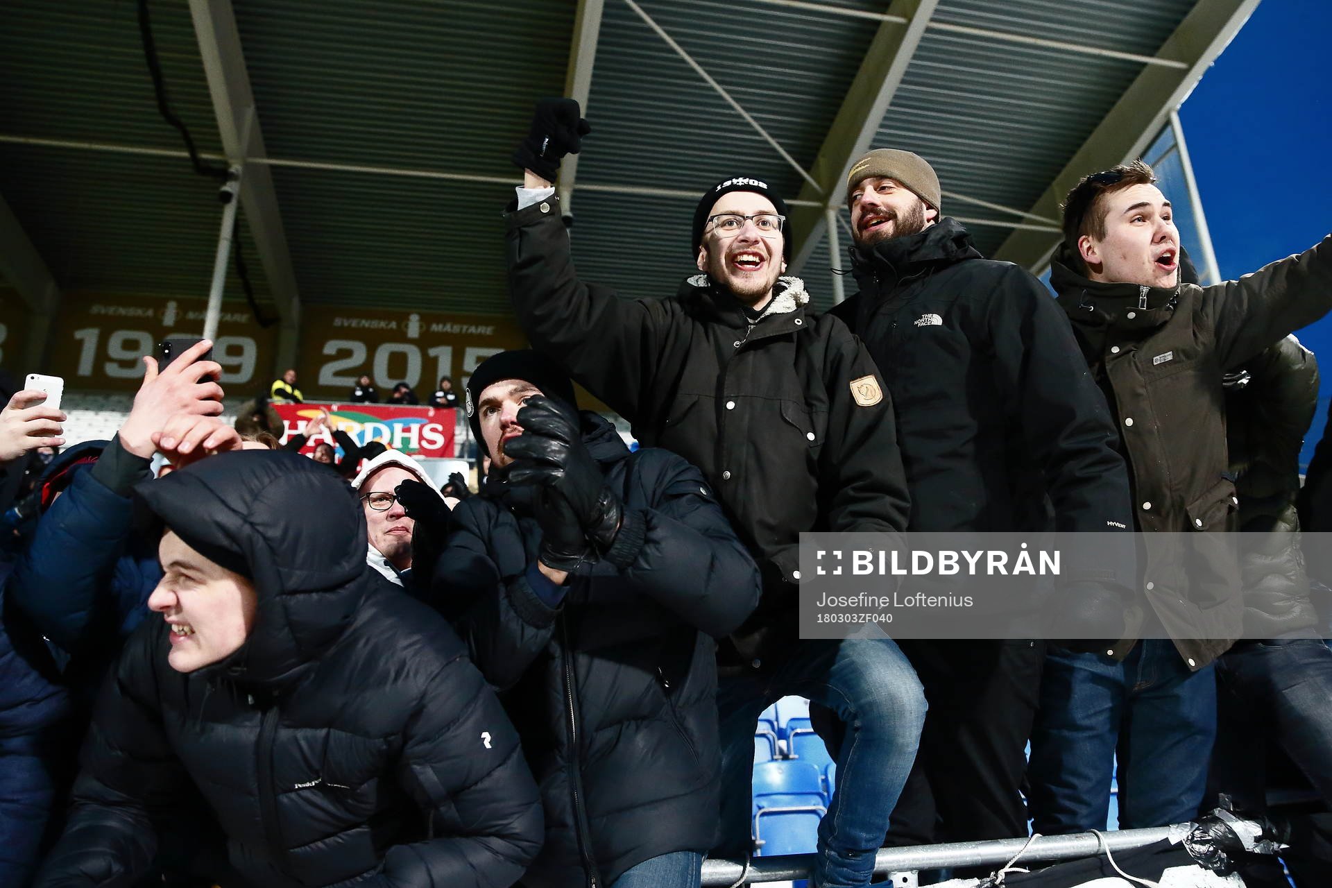 Örebrosupportrar jublar
