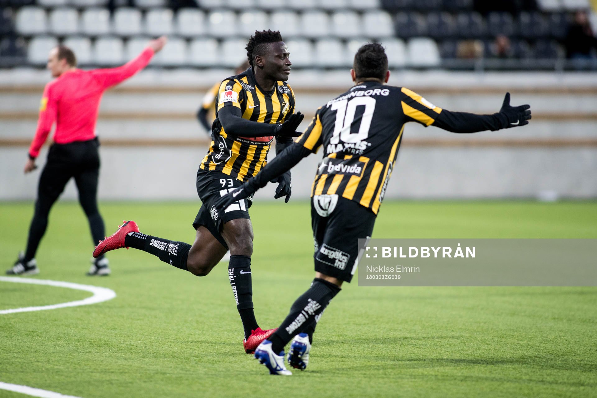 Häckens Alhassan Kamara och Paulinho jublar