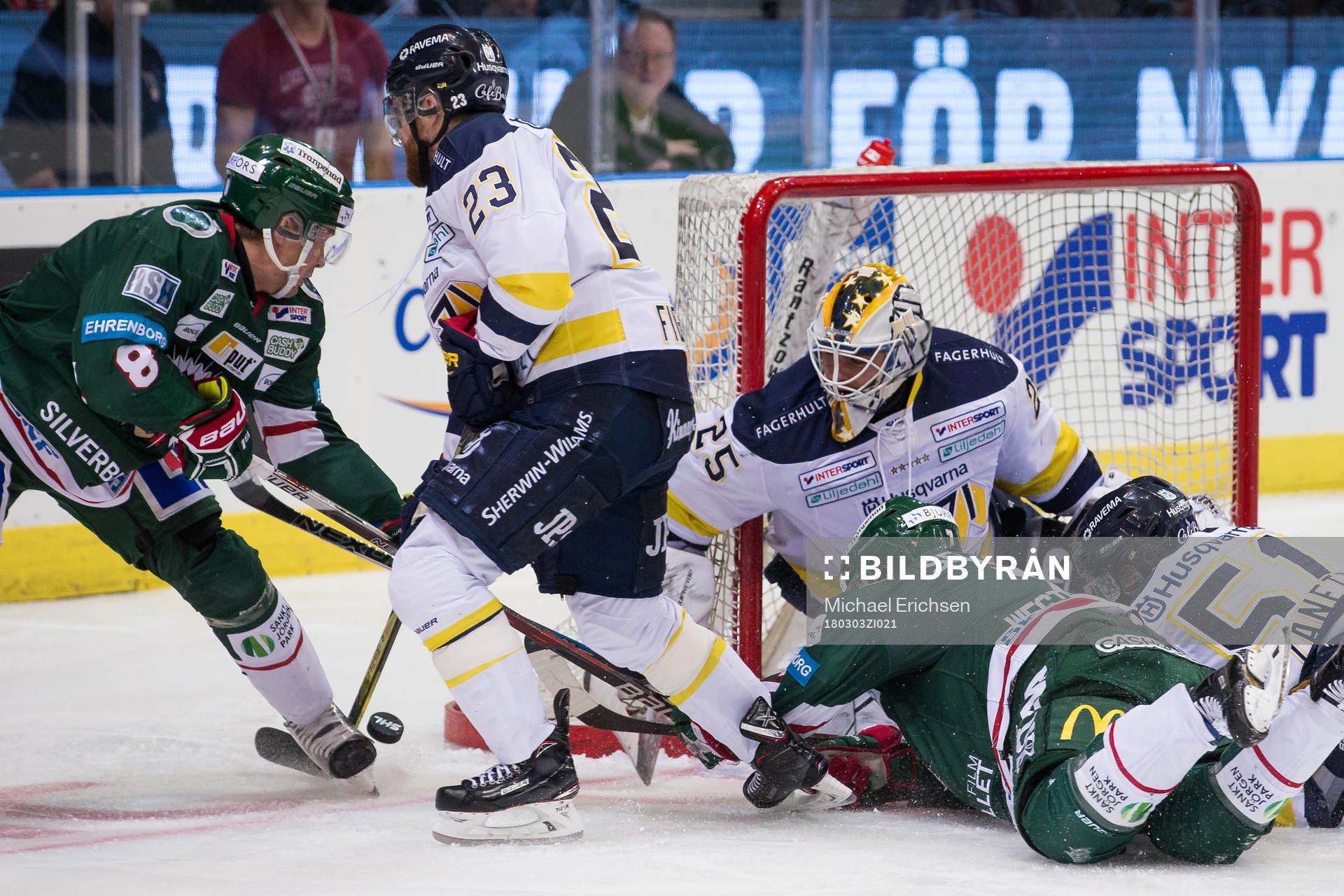 Frölundas Pathrik Westerholm och John Nyberg i kamp om