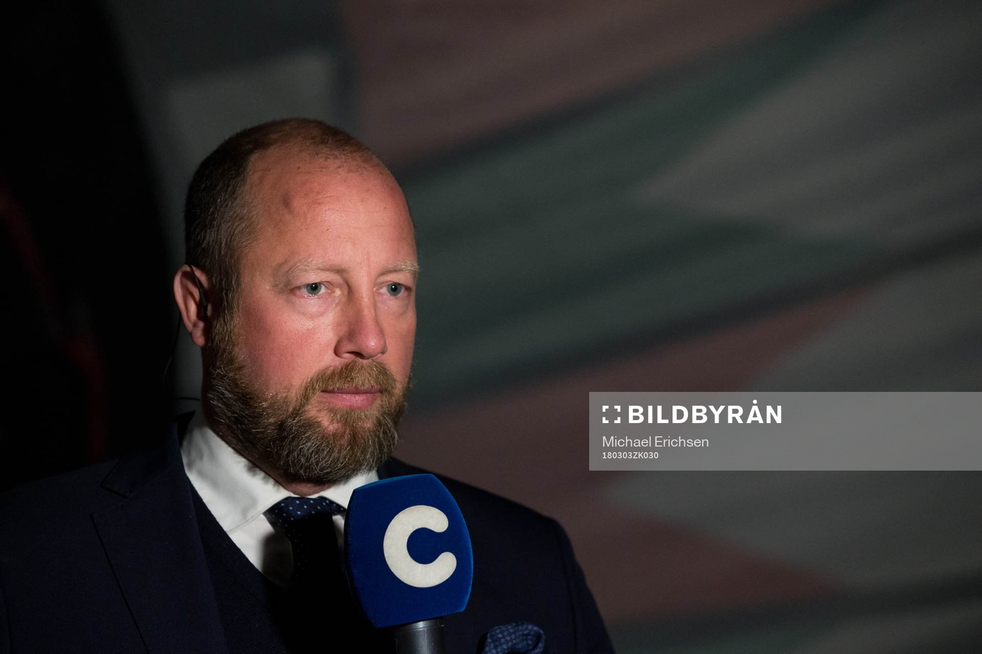 C Mores expert Petter Rönnqvist innan ishockeymatchen i