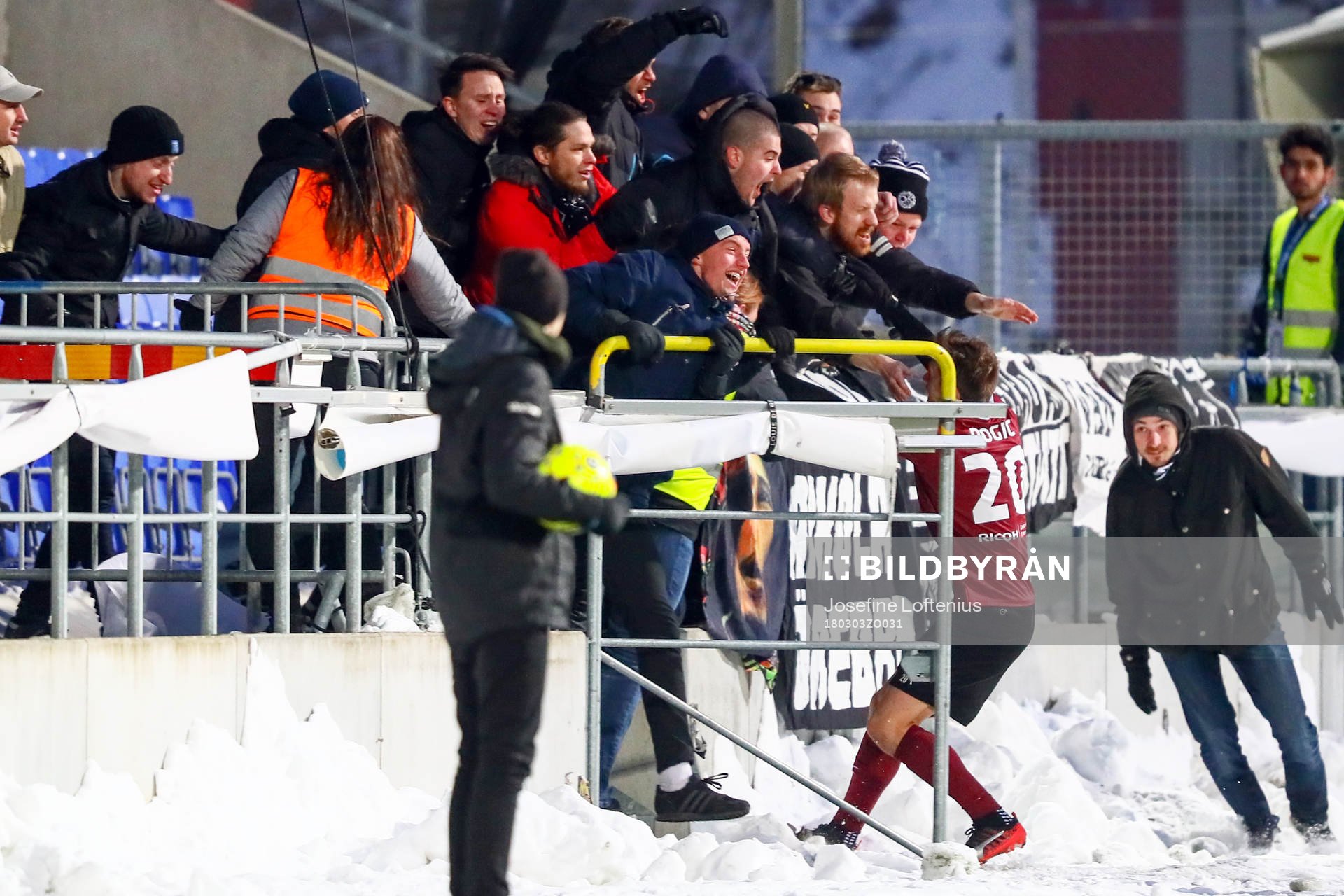 Örebros Filip Rogic firar med fansen