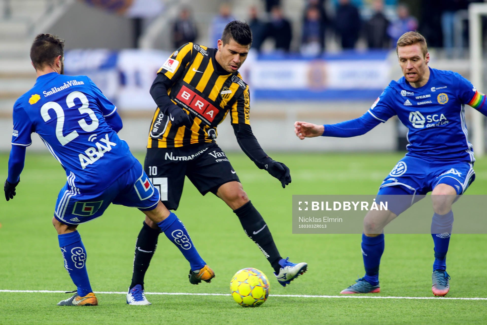 Häckens Paulinho och Sundsvalls Juan Jose Ciercoles och