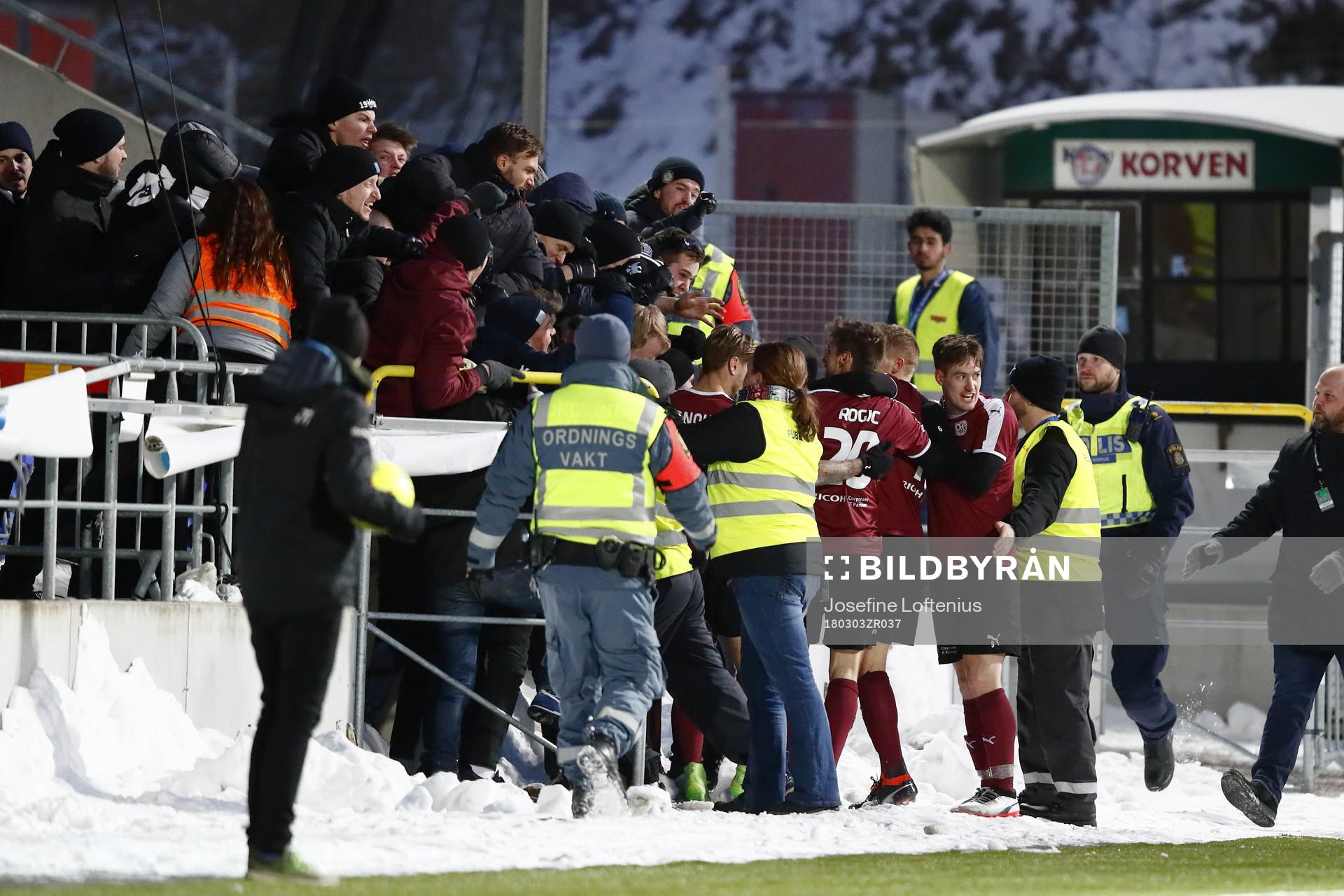 Örebros spelare jublar med sina supportrar