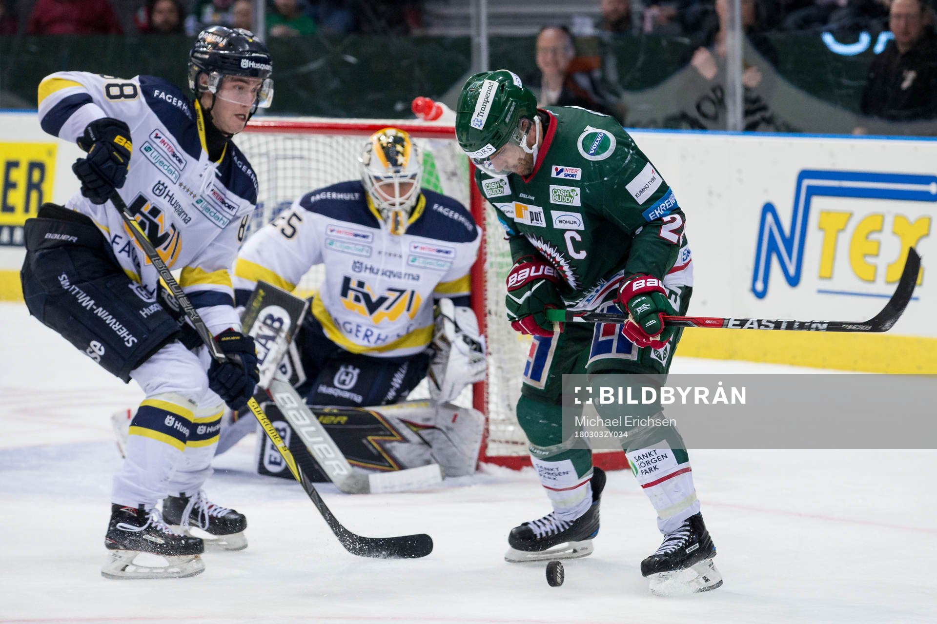 s Pierre Engvall mot Frölundas Joel Lundqvist