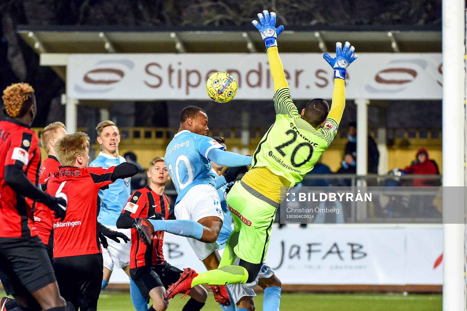 Malmö FFs Carlos Strandberg nickar in 2-0 bakom