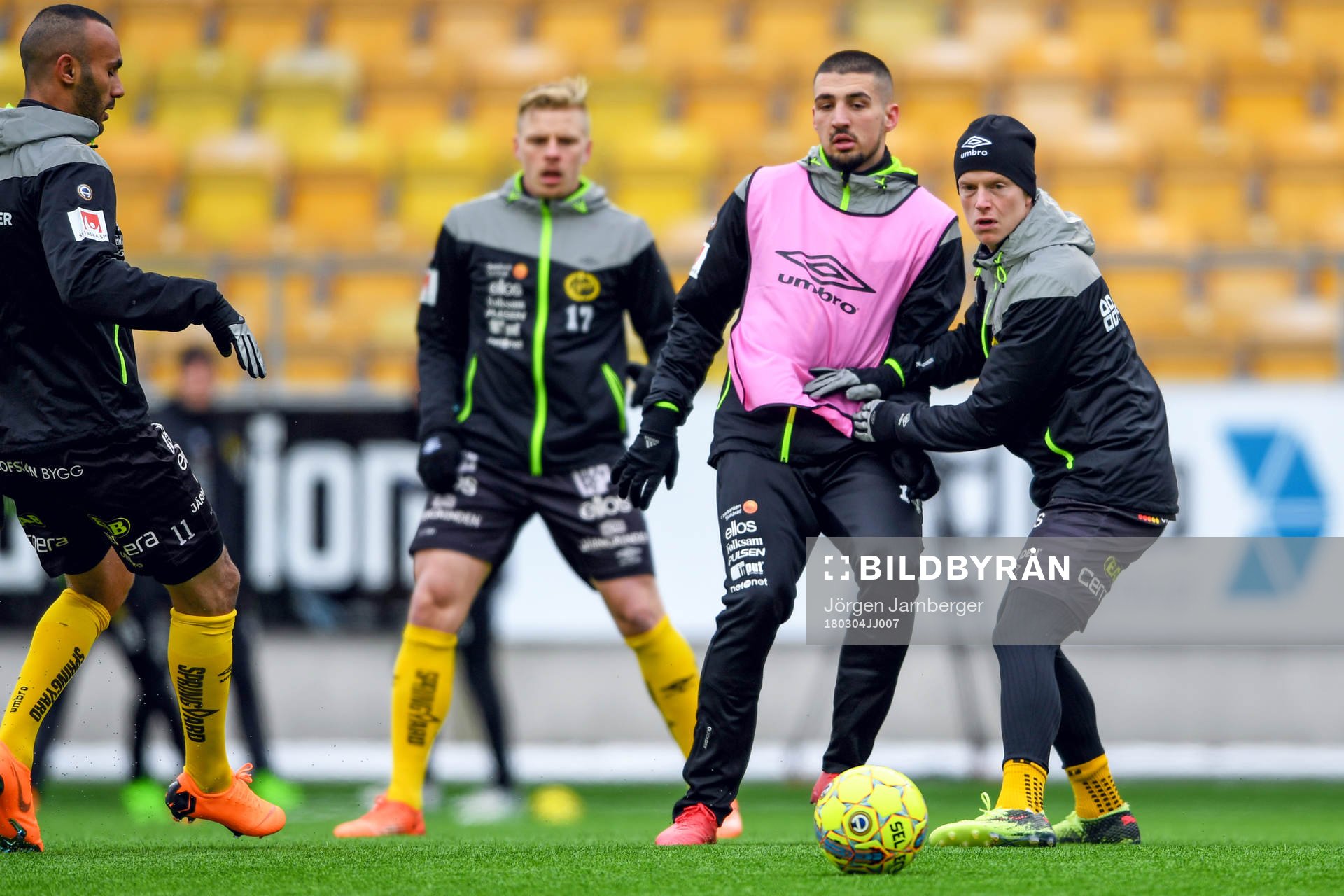 Elfsborgs Ibrahim Dresevic och Daniel Gustavsson värmer upp