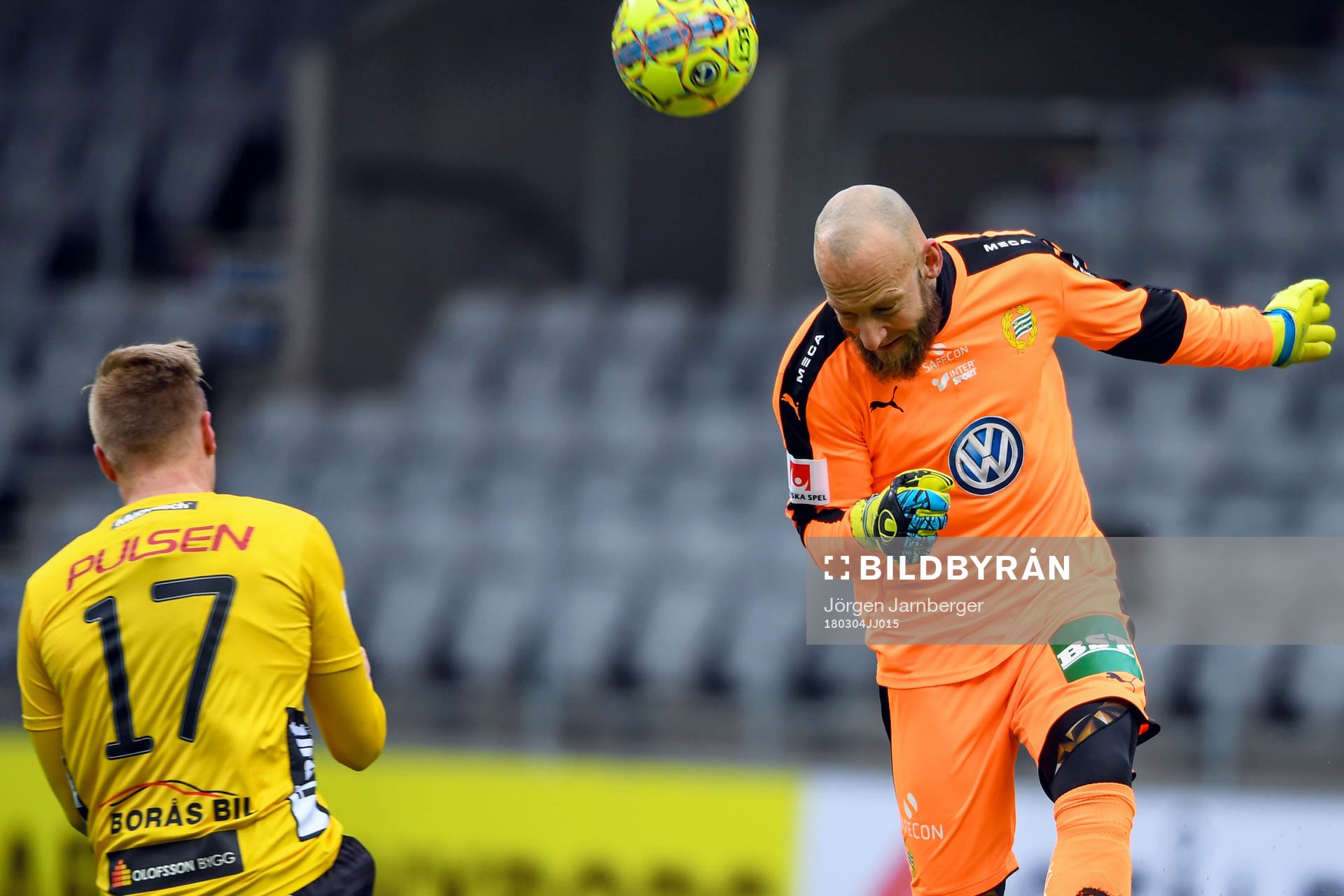 Hammarbys målvakt Benny Lekström nickar undan bollen