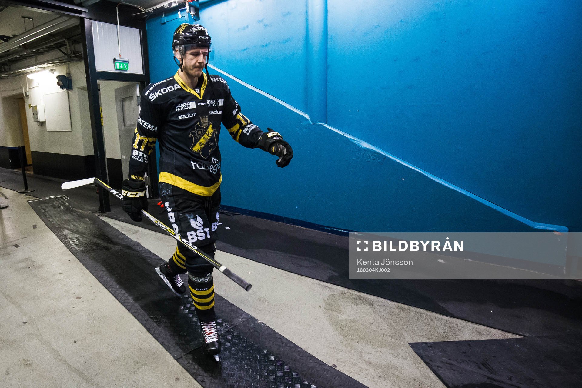 s Simon Fernholm innan ishockeymatchen i Hockeyallsvenskan