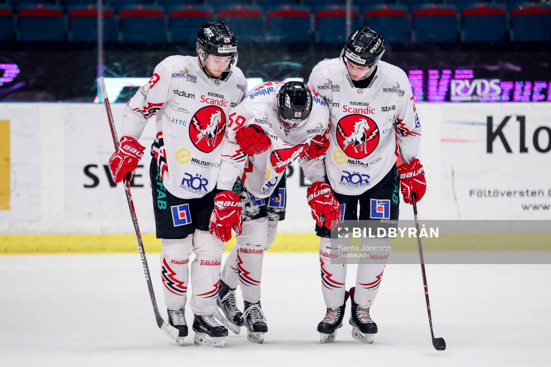 Vita Hästens Emil Eriksson (m) får hjälp av isen av