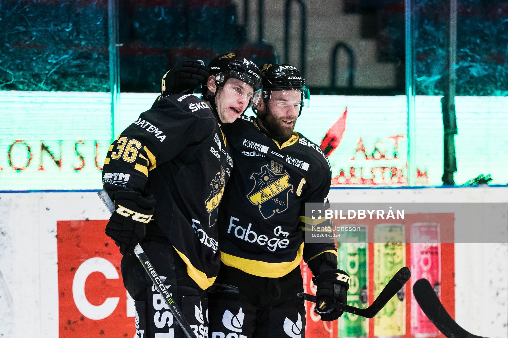 s Anton Holm jublar med Christian Sandberg