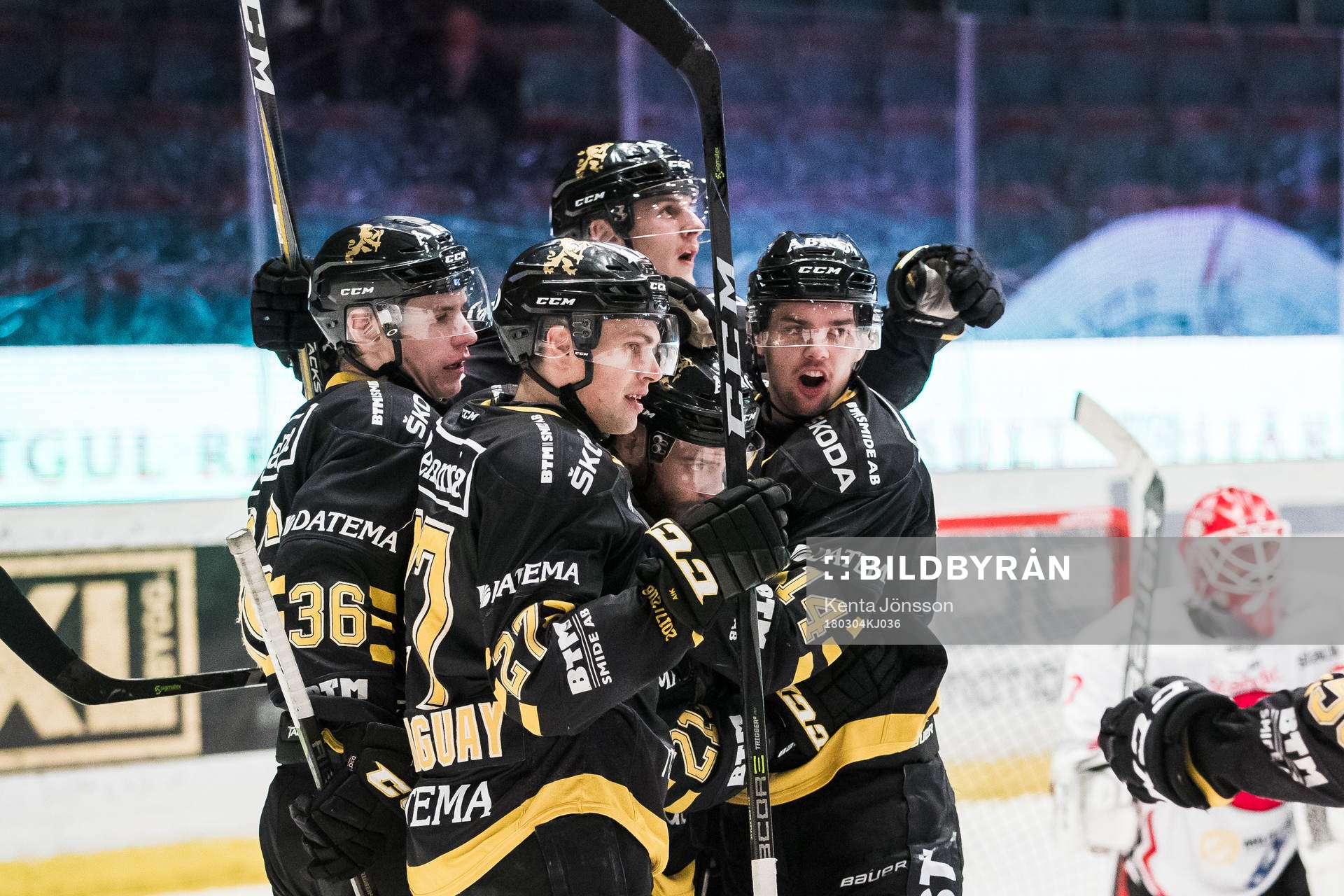 s Anton Holm jublar med Eric Castonguay , Kalle Jellvert ,
