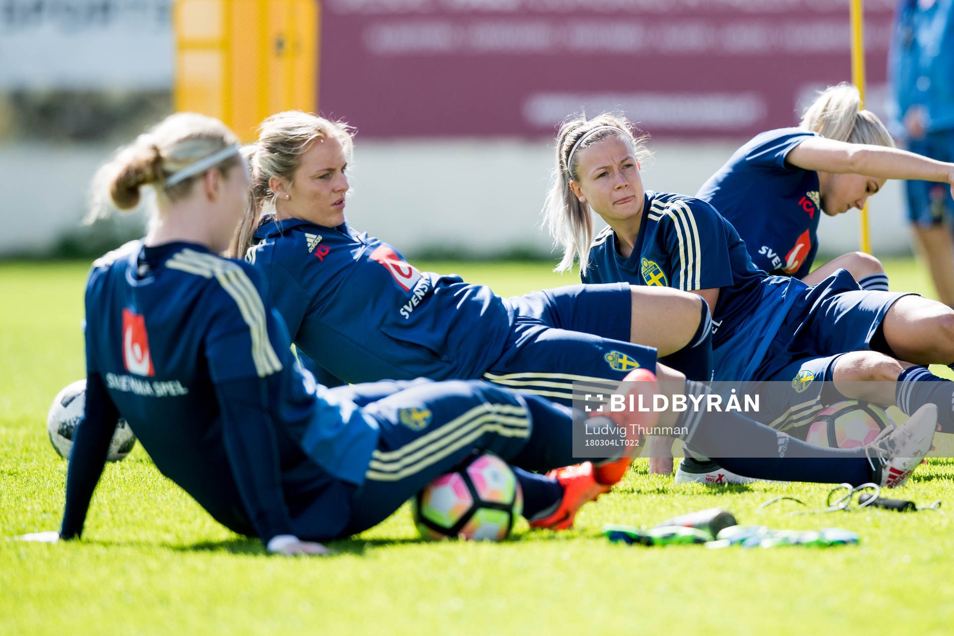 Målvakt Hedvig Lindahl, Mimmi Larsson och Hanna Glas under en träning med Sveriges damlandslag i fotboll inför Algarve Cup 2018 den 4 mars 2018 i Albufeira.
