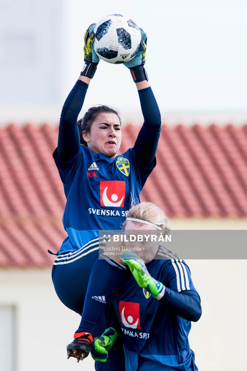 Målvakt Zecira Musovic och målvakt Hedvig Lindahl