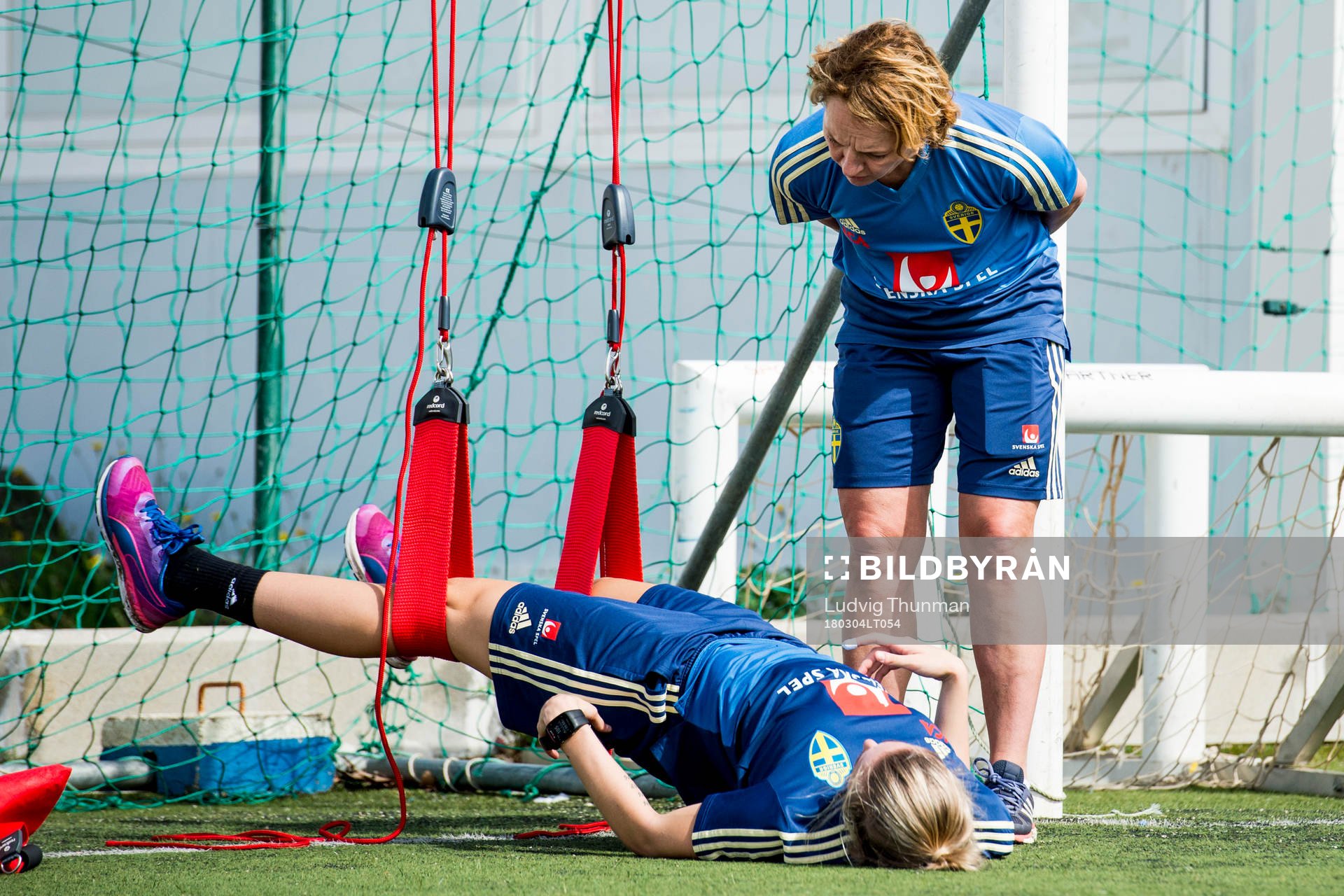 Lina Hurtig kör rehab med sjukgymnast Annica Näsmark