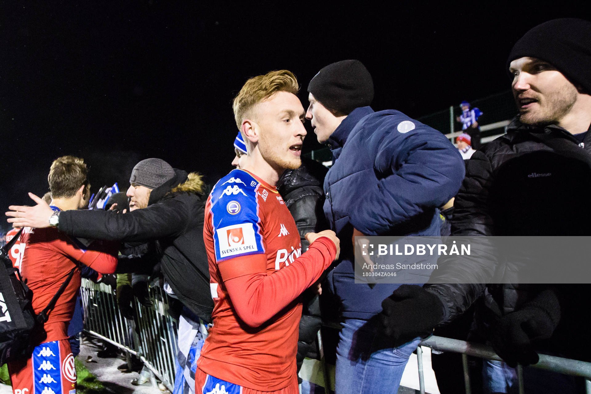 IFK Göteborgs 1-2 målskytt, Sebastian Ohlsson omfamnas av